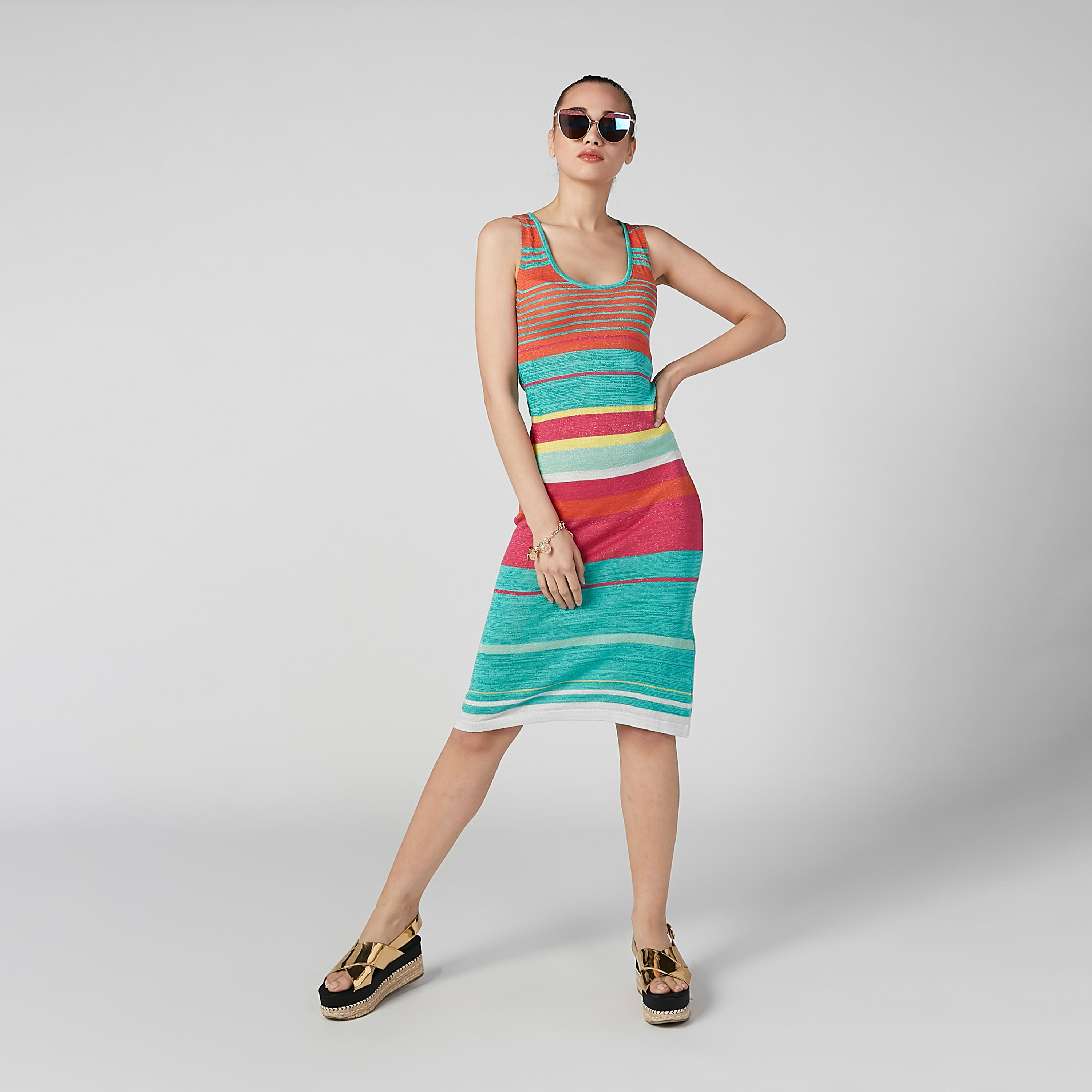 فستان مقلّم متوسط الطول دون أكمام بقصّة ضيقة وياقة عميقة-women-clothing-dresses-image-2