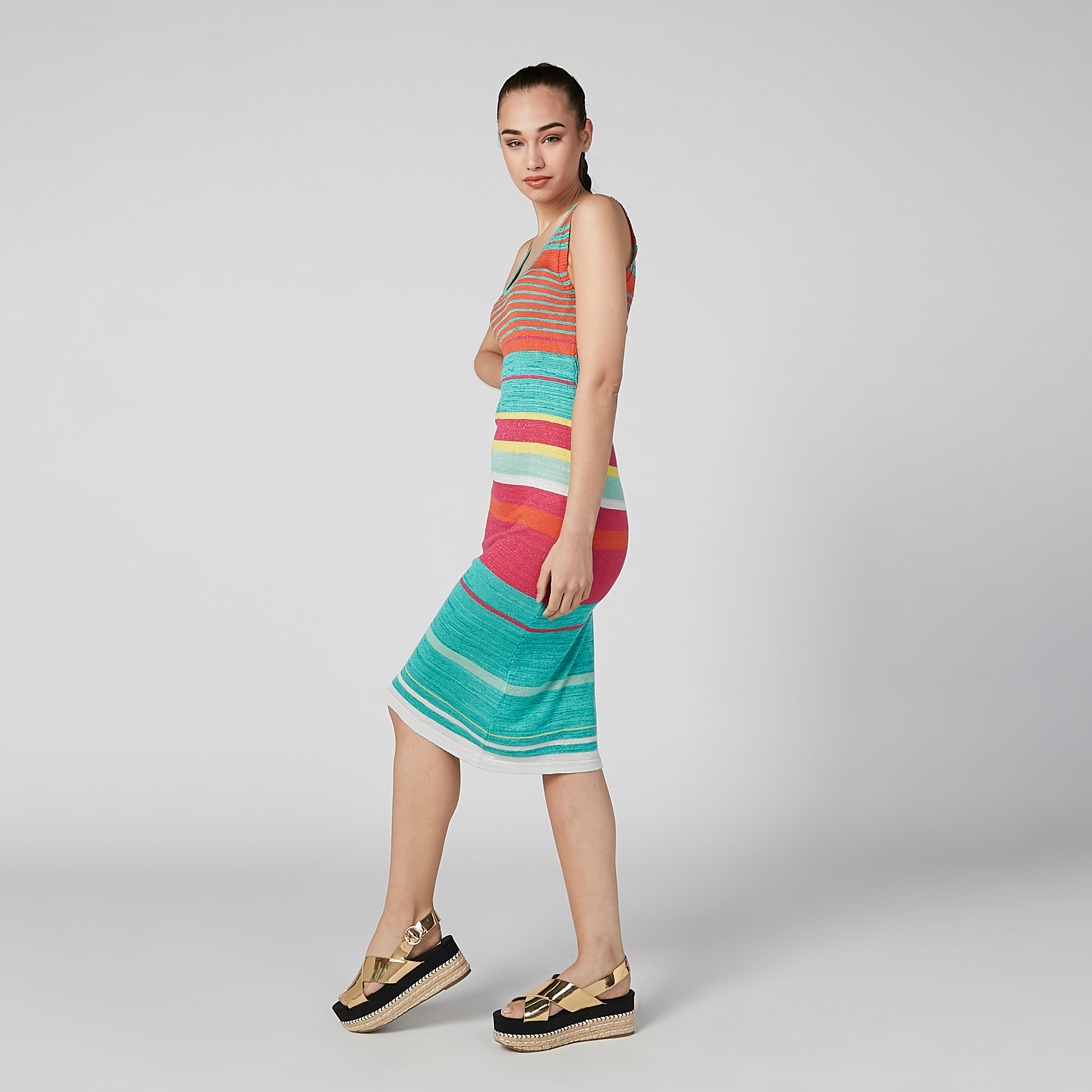 فستان مقلّم متوسط الطول دون أكمام بقصّة ضيقة وياقة عميقة-women-clothing-dresses-image-4