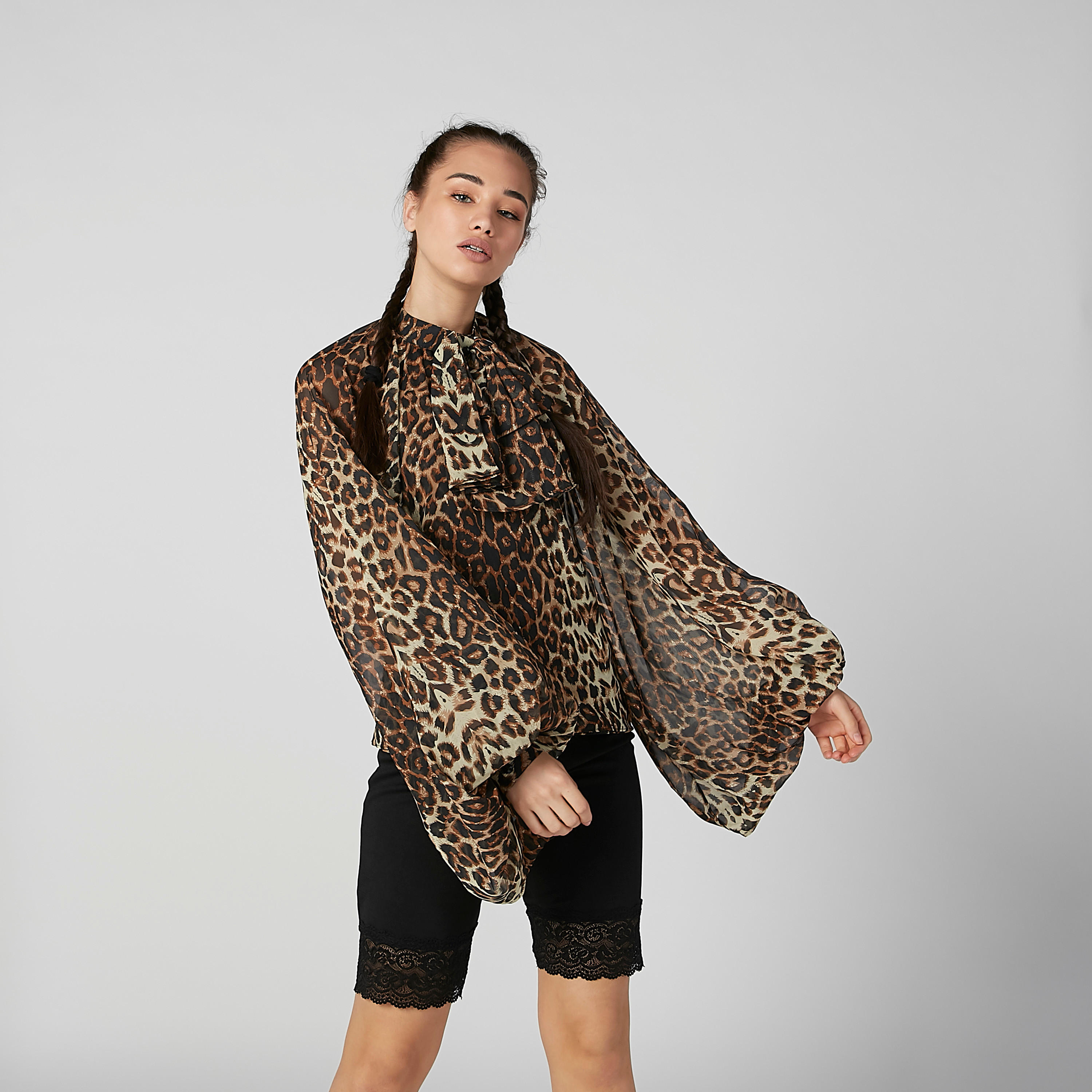 بلوزة بياقة فيونكة وأكمام واسعة وطبعات حيوانات-women-clothing-shirtsandblouses-blouses-image-3