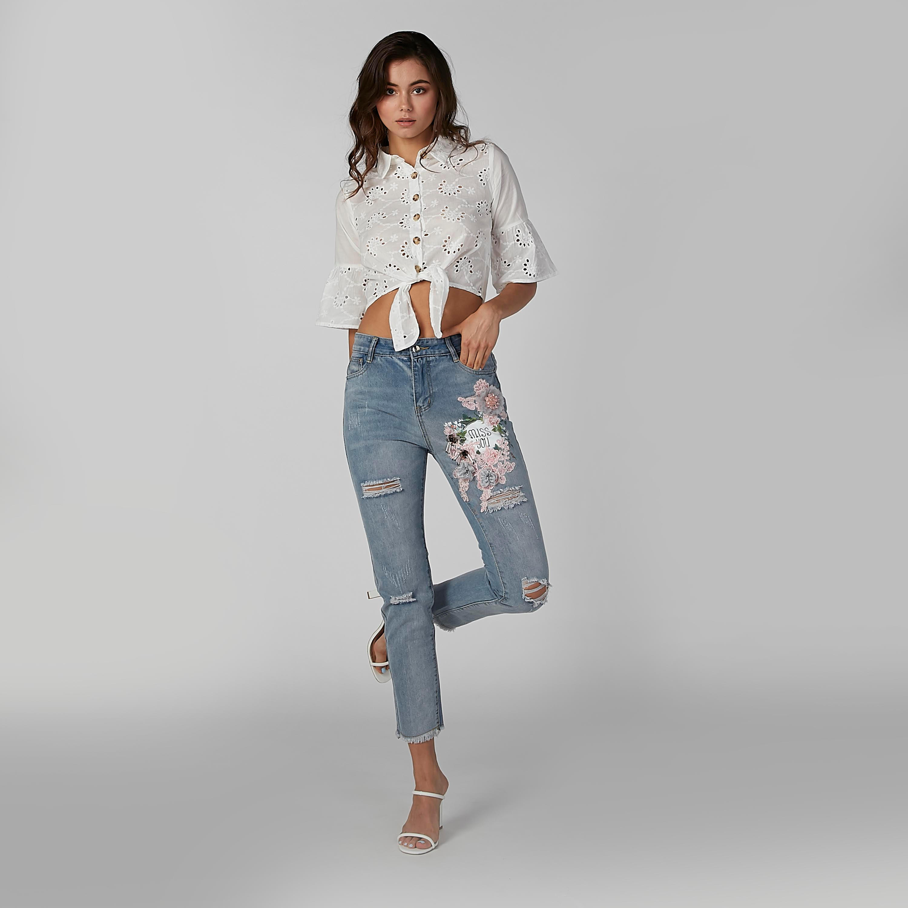 قميص قصير مطرّز بأكمام واسعة وحوّاف رباط من توإكستريمز-women-clothing-shirtsandblouses-shirts-image-2