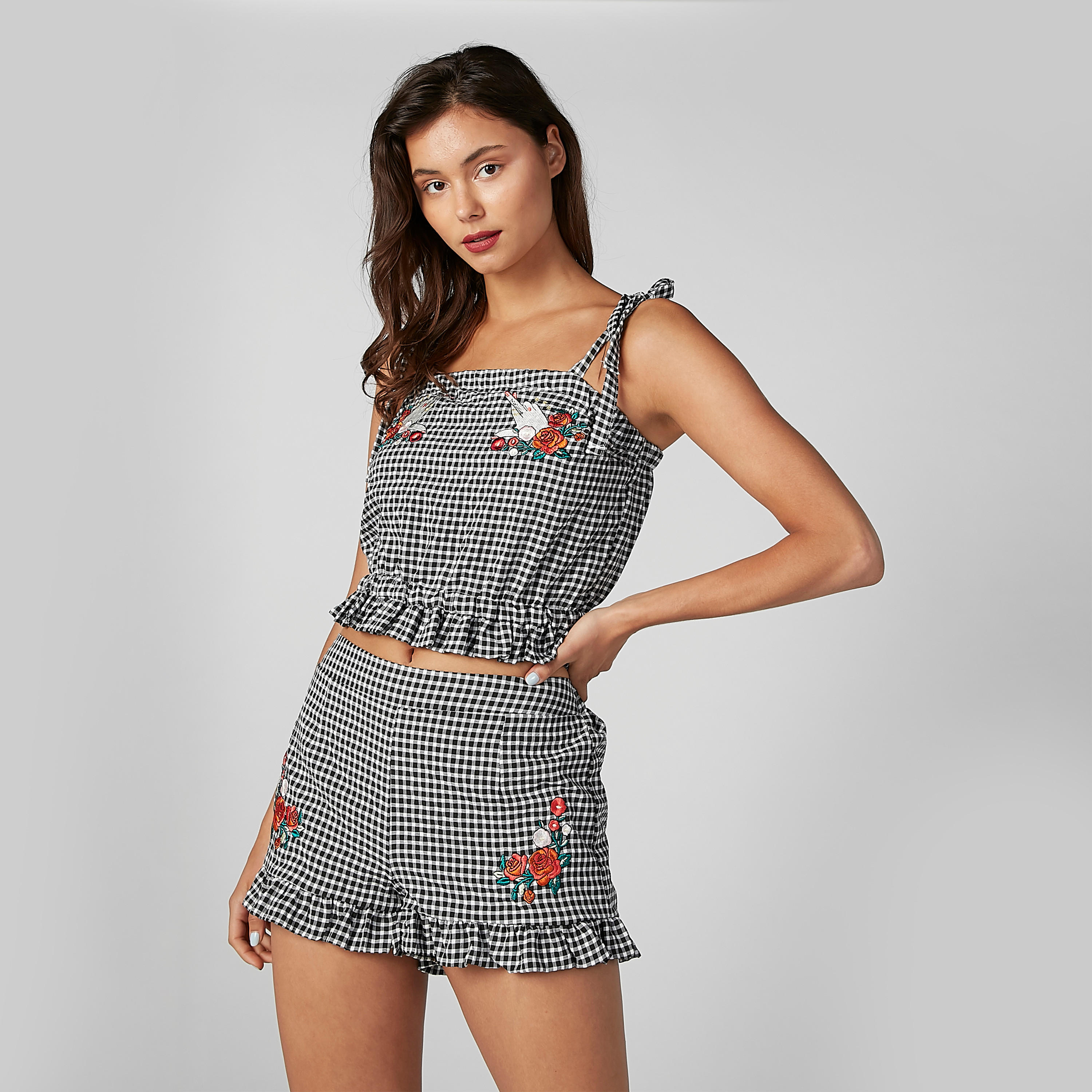 بلوزة كاروهات بقصّة سكيني وحمّالات وتزيينات زهرية من تو إكستريمز-women-clothing-shirtsandblouses-blouses-image-1