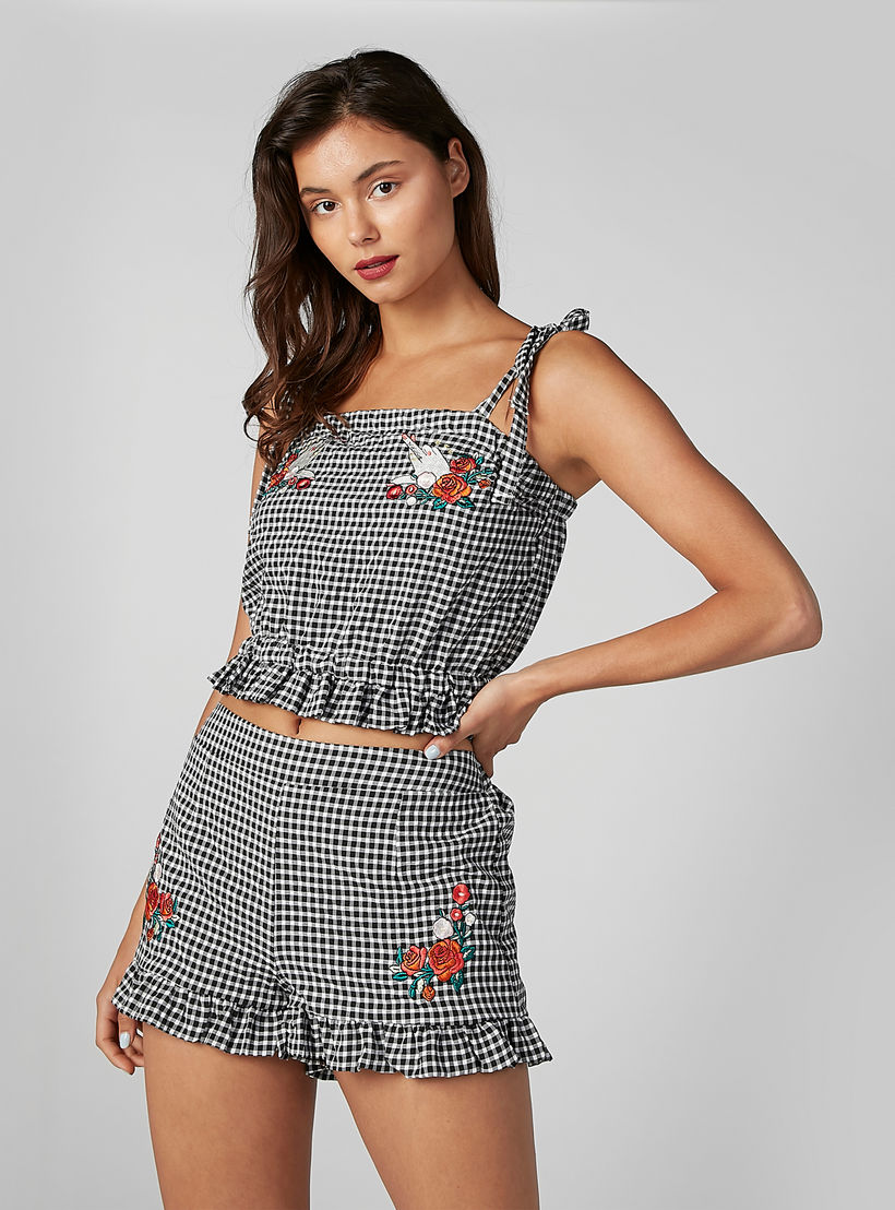 بلوزة كاروهات بقصّة سكيني وحمّالات وتزيينات زهرية من تو إكستريمز-women-clothing-shirtsandblouses-blouses-image-1