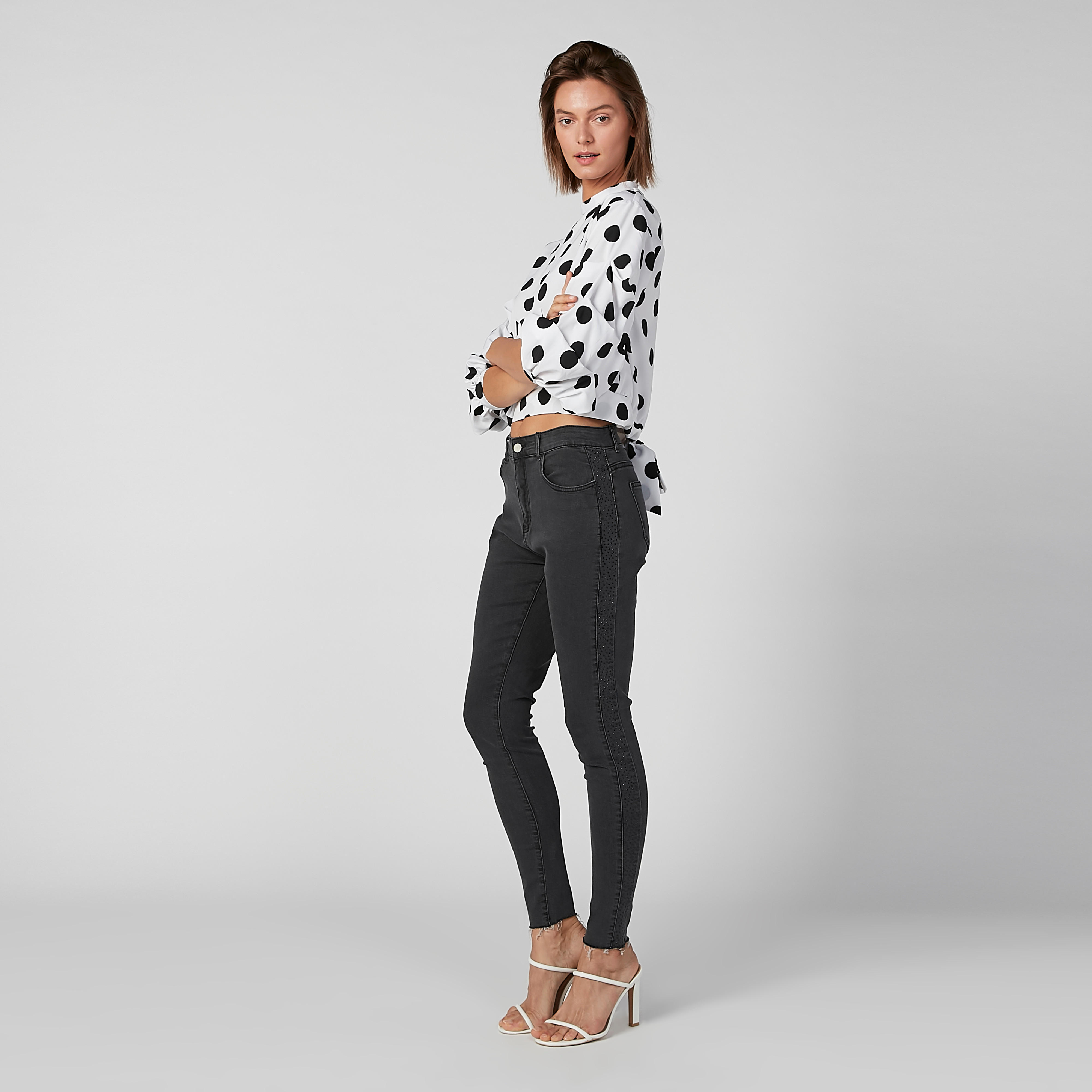 بنطال جينز دينم طويل بحوّاف مهدّبة وجيوب وخصر متوسط الارتفاع من تو إكستريمز-women-clothing-bottoms-jeans-image-1