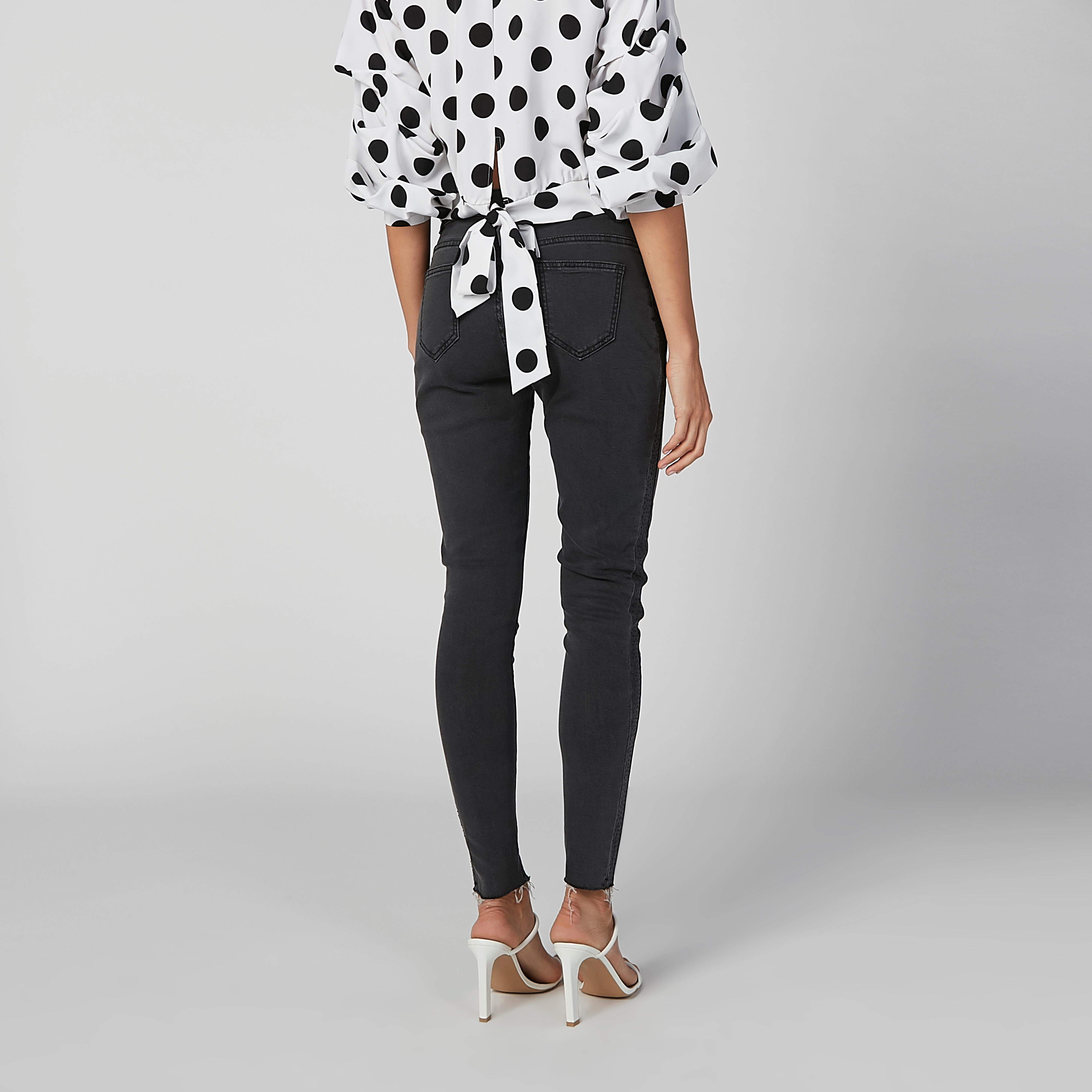 بنطال جينز دينم طويل بحوّاف مهدّبة وجيوب وخصر متوسط الارتفاع من تو إكستريمز-women-clothing-bottoms-jeans-image-4