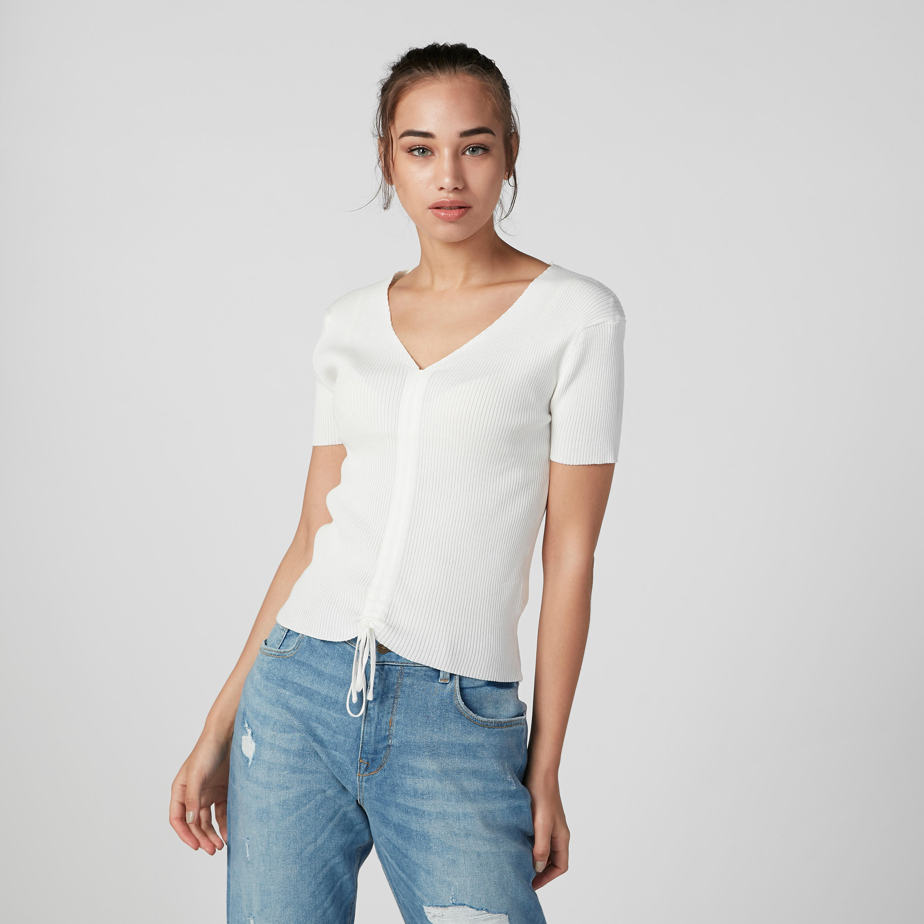 تيشيرت بارز الملمس بياقة V وأكمام قصيرة-women-clothing-tshirts-image-1