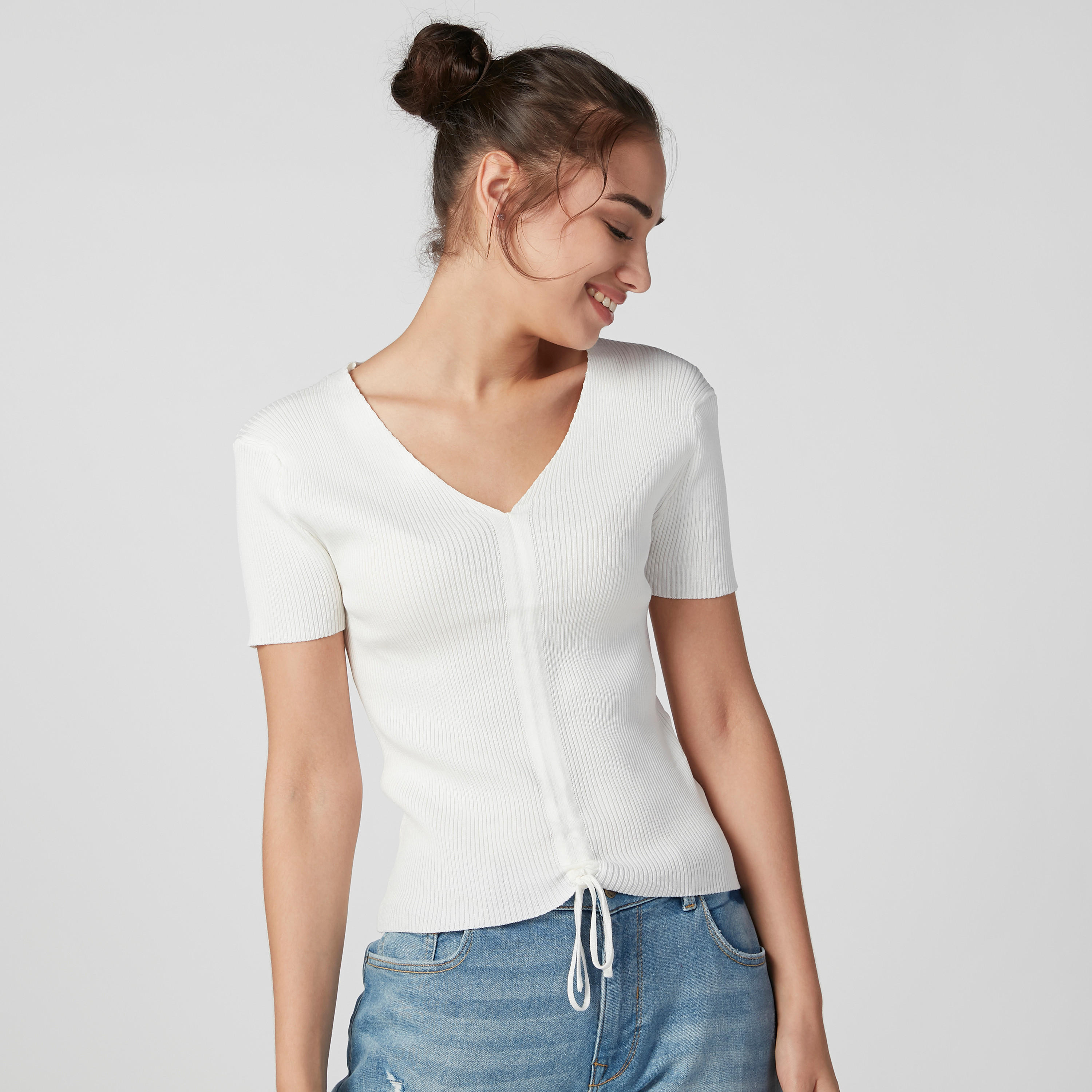 تيشيرت بارز الملمس بياقة V وأكمام قصيرة-women-clothing-tshirts-image-3