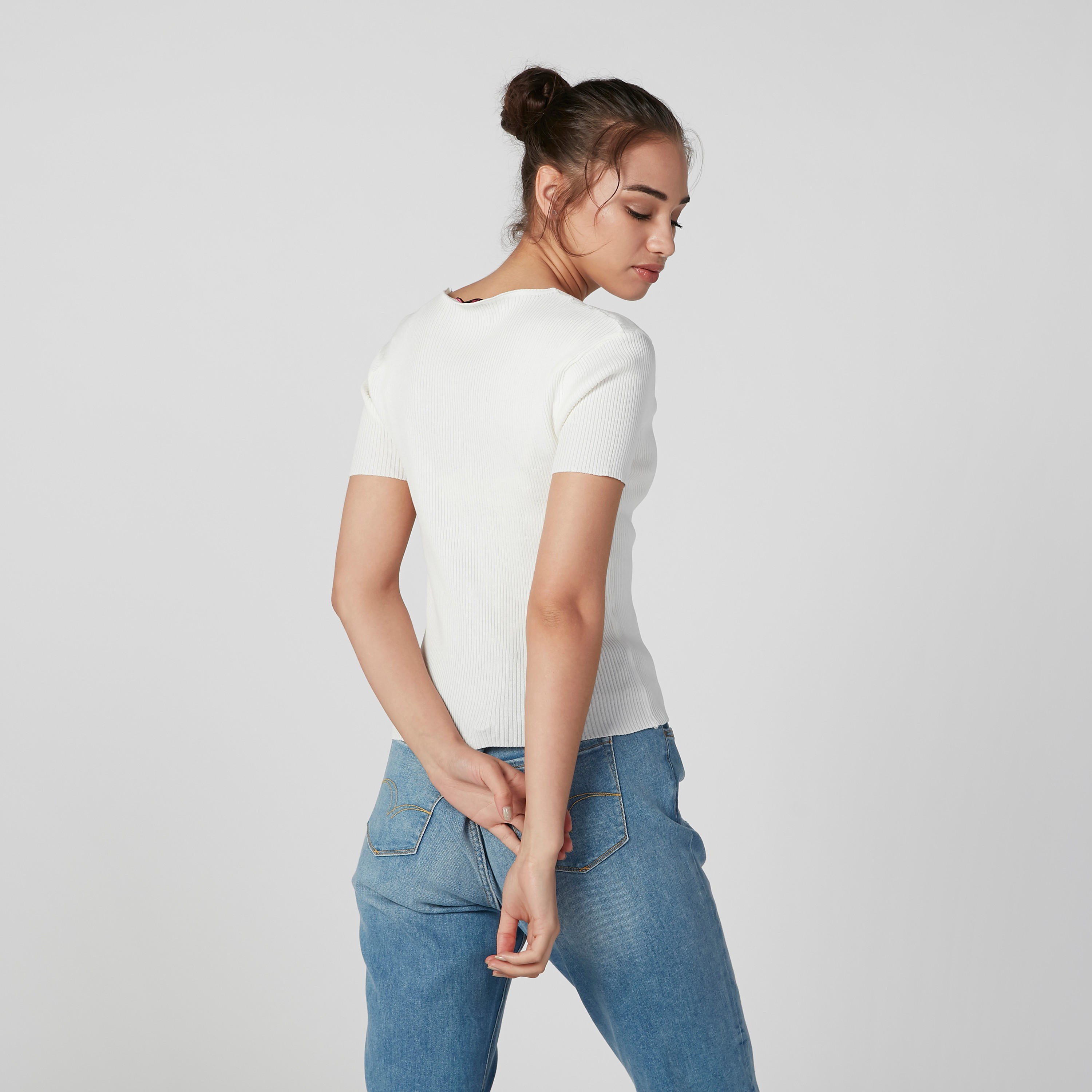 تيشيرت بارز الملمس بياقة V وأكمام قصيرة-women-clothing-tshirts-image-4