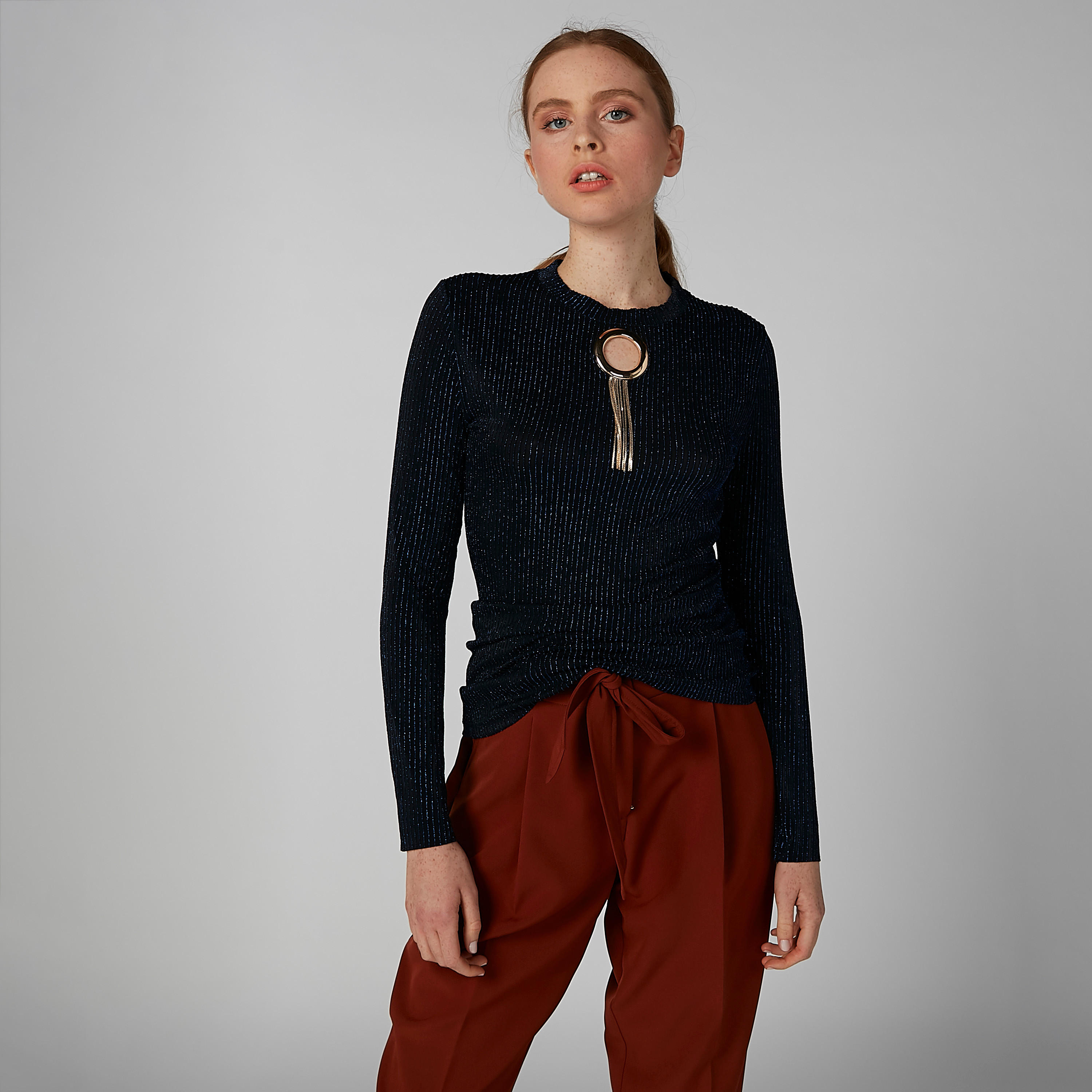 بلوزة مخططة بقصة ضيقة مع رقبة مستديرة وتفاصيل معدنية-women-clothing-shirtsandblouses-blouses-image-1