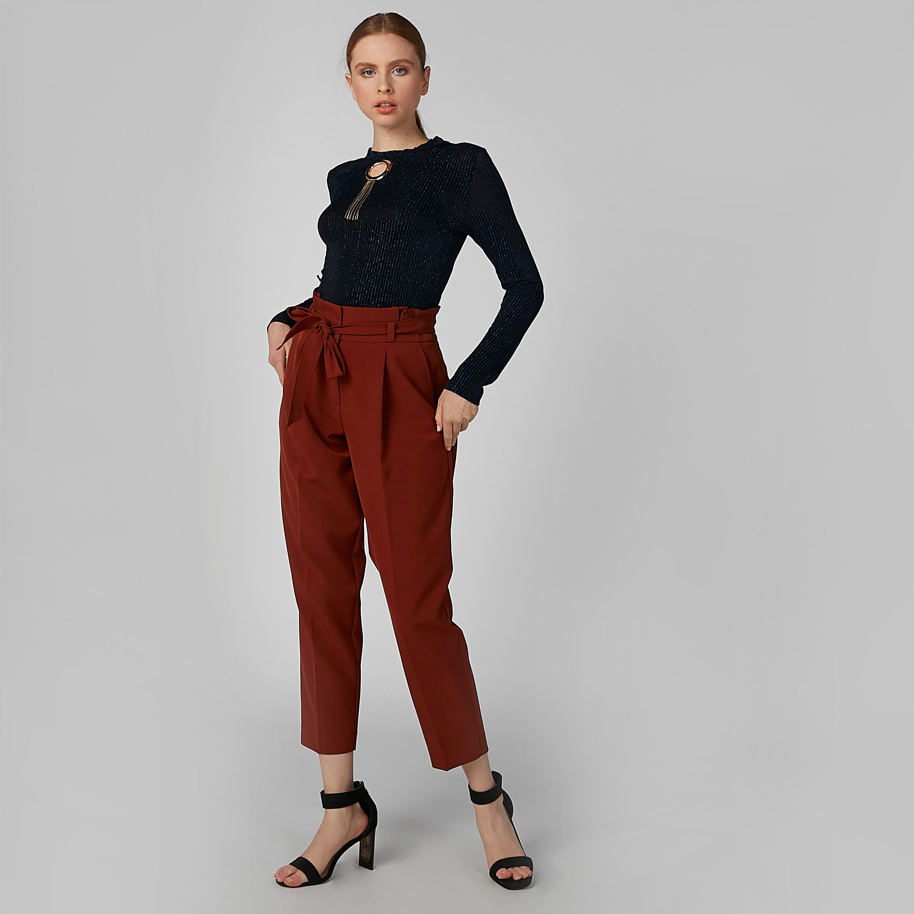 بلوزة مخططة بقصة ضيقة مع رقبة مستديرة وتفاصيل معدنية-women-clothing-shirtsandblouses-blouses-image-2