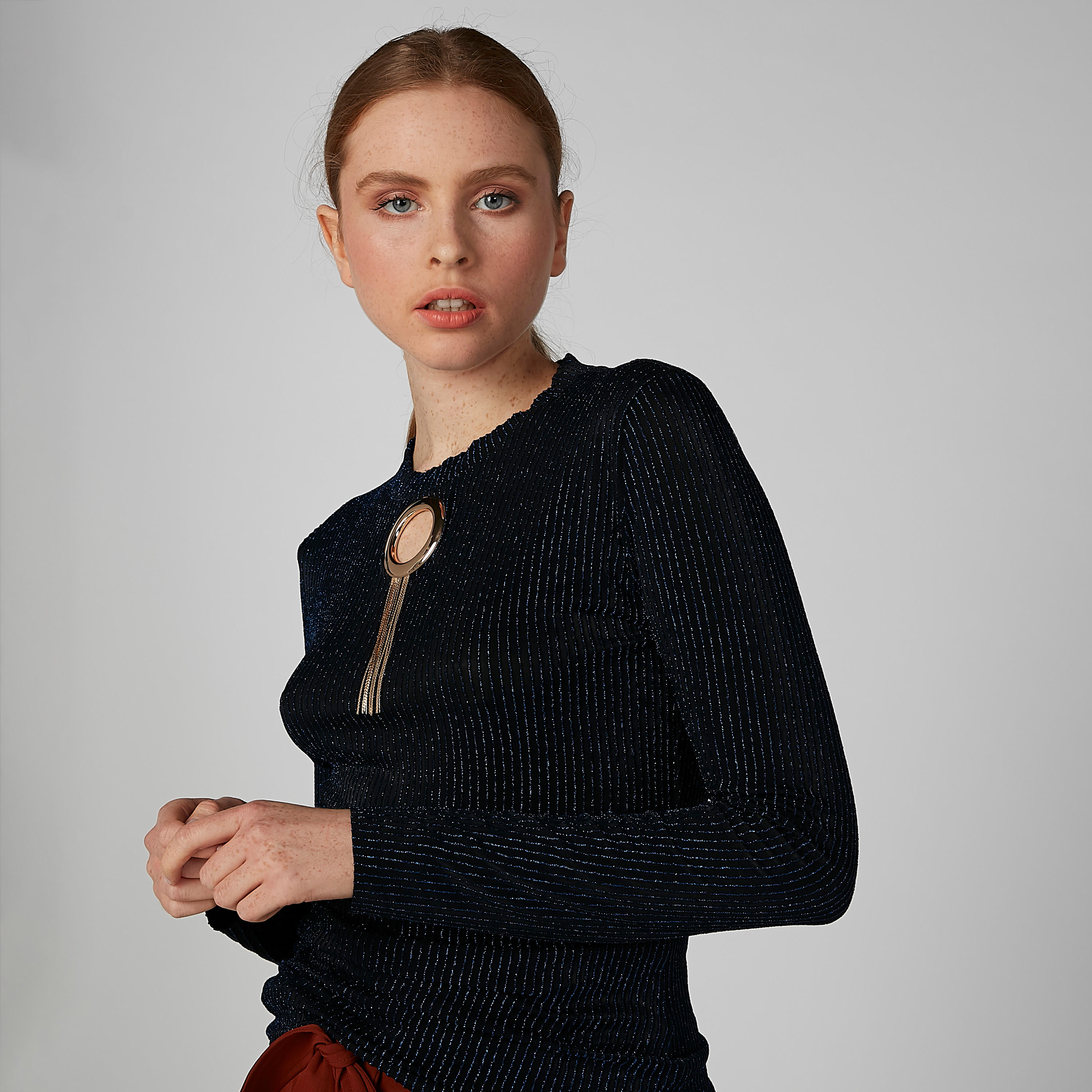 بلوزة مخططة بقصة ضيقة مع رقبة مستديرة وتفاصيل معدنية-women-clothing-shirtsandblouses-blouses-image-3