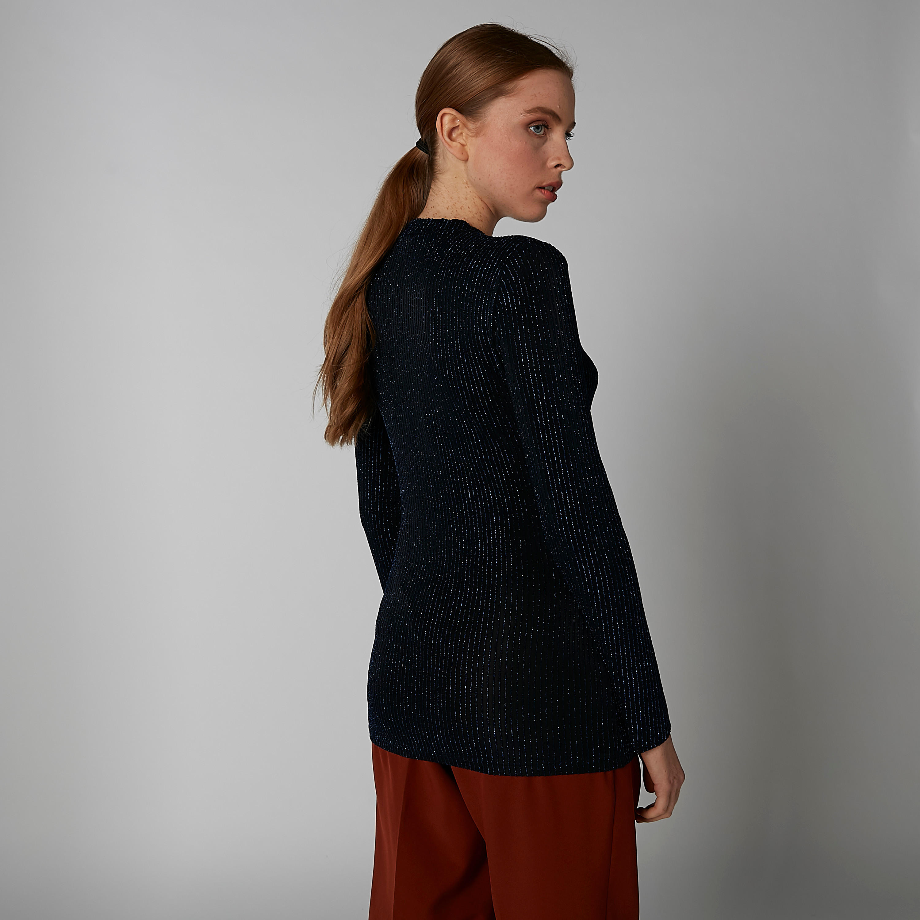 بلوزة مخططة بقصة ضيقة مع رقبة مستديرة وتفاصيل معدنية-women-clothing-shirtsandblouses-blouses-image-4