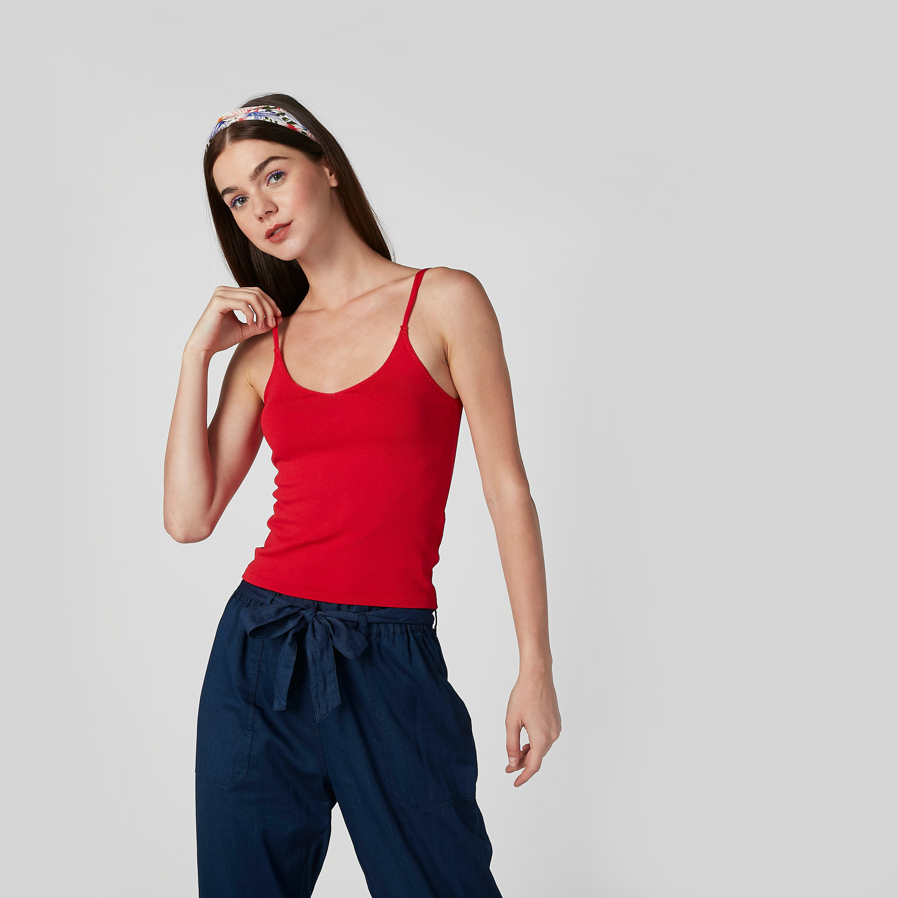 بلوزة كامي سادة بياقة عميقة وحمّالات رفيعة-women-clothing-tshirts-image-1