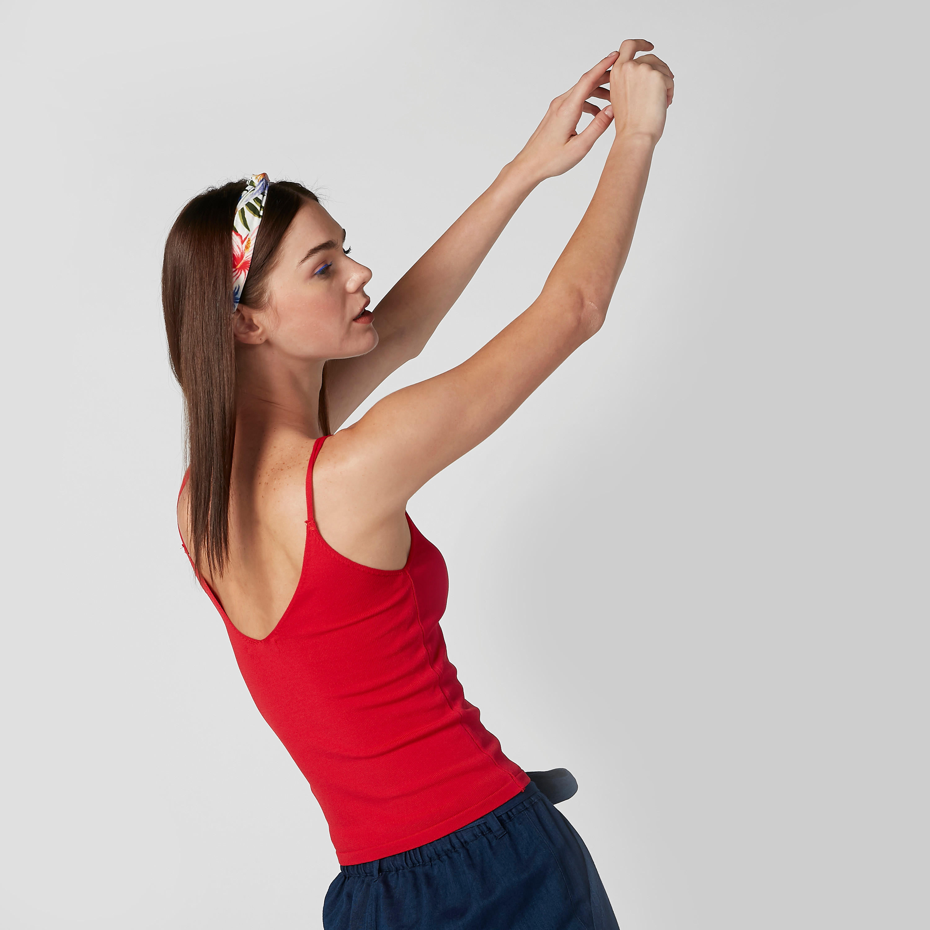 بلوزة كامي سادة بياقة عميقة وحمّالات رفيعة-women-clothing-tshirts-image-2