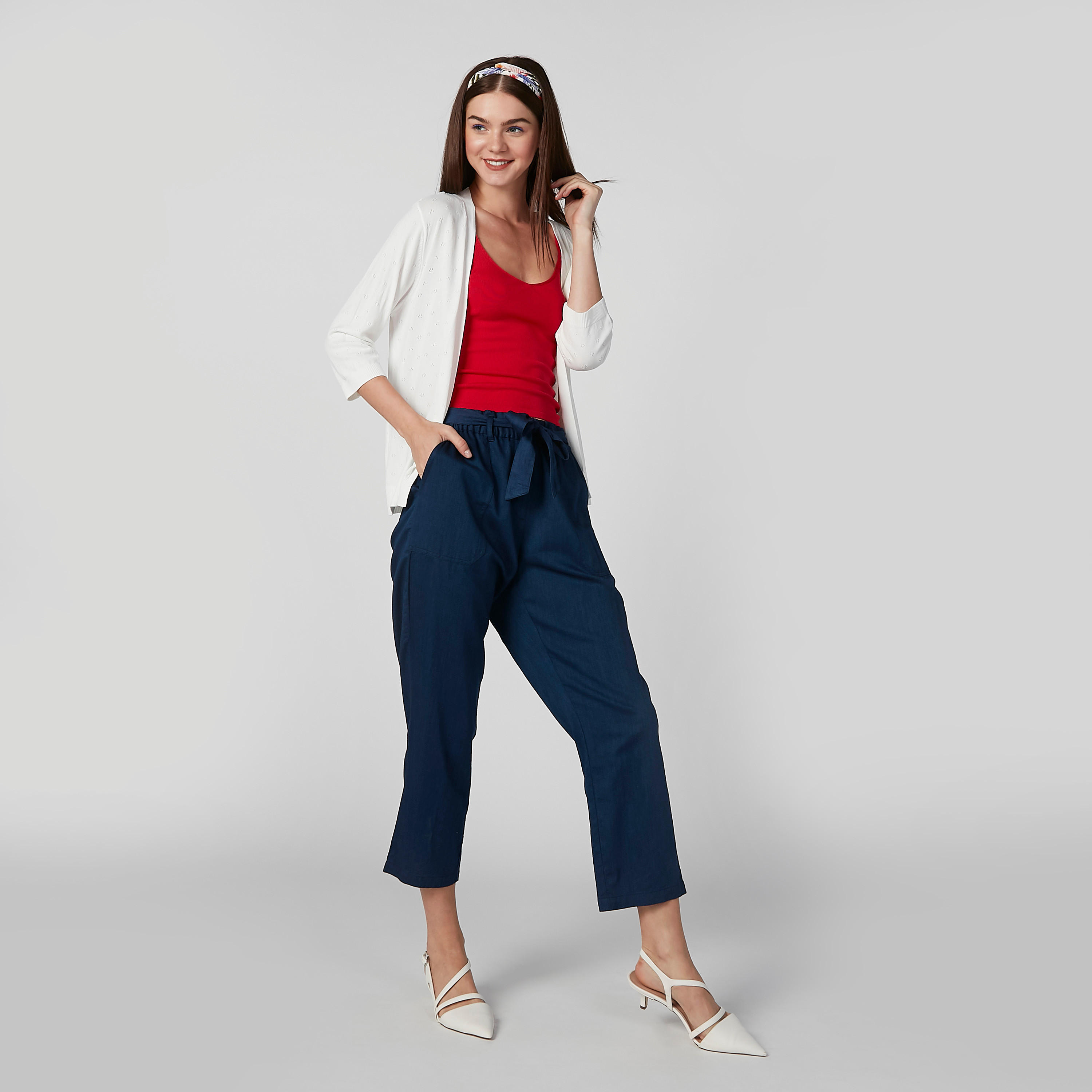 بلوزة كامي سادة بياقة عميقة وحمّالات رفيعة-women-clothing-tshirts-image-3