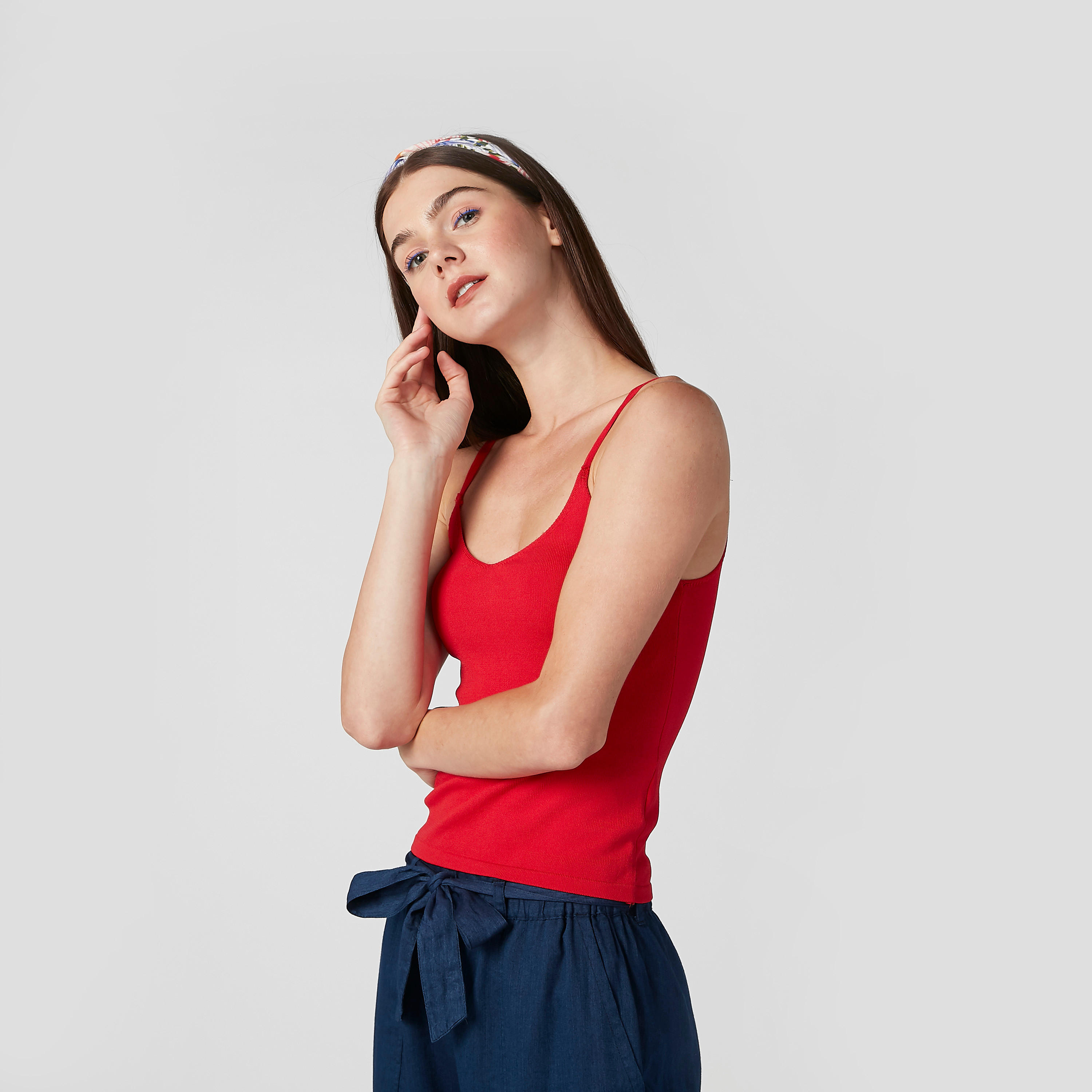 بلوزة كامي سادة بياقة عميقة وحمّالات رفيعة-women-clothing-tshirts-image-4