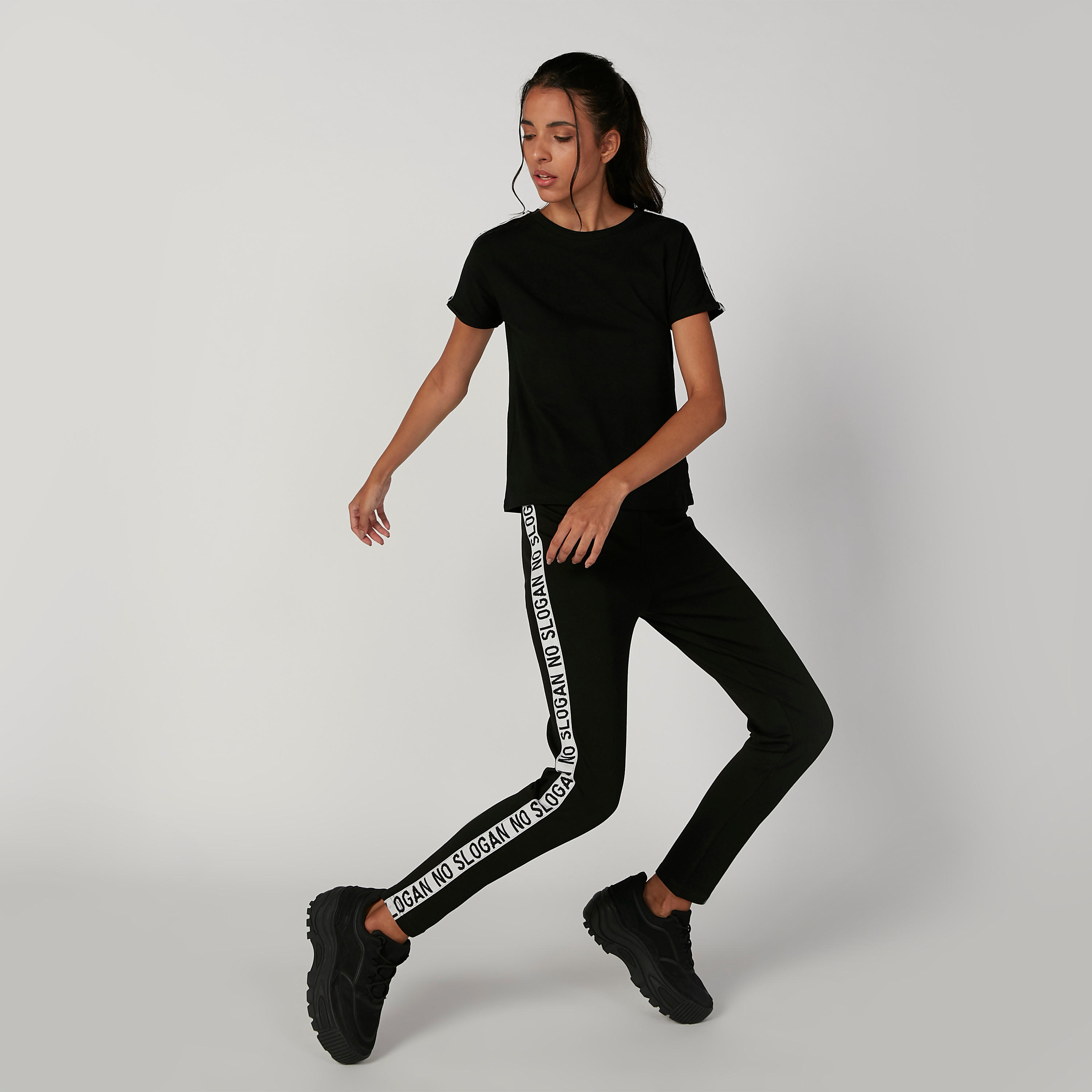 تيشيرت بياقة مستديرة وأكمام قصيرة وطبعات-women-clothing-tshirts-image-4