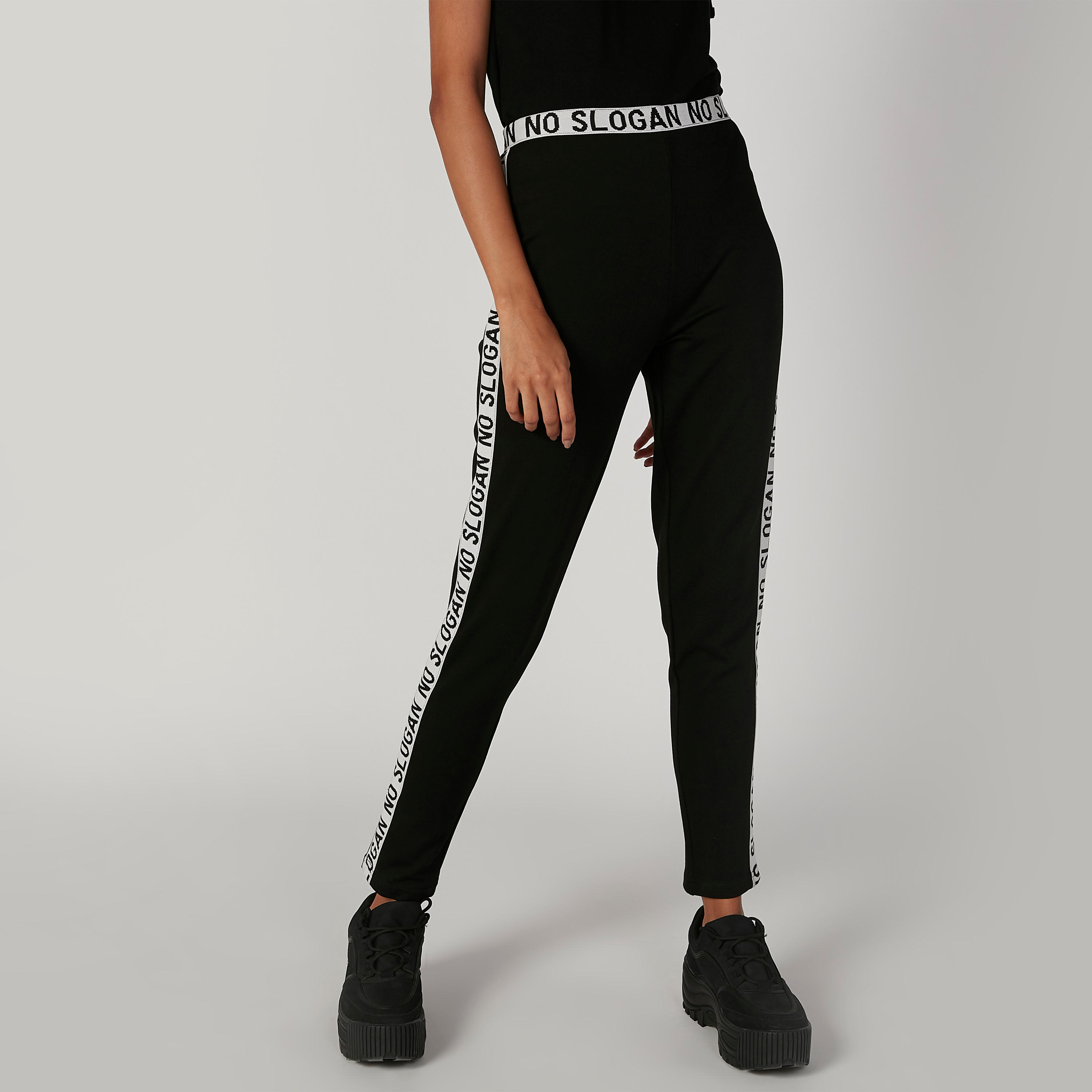 بنطلون رياضي بخصر مطّاطي مرن وطبعات-women-clothing-bottoms-trousers-image-1