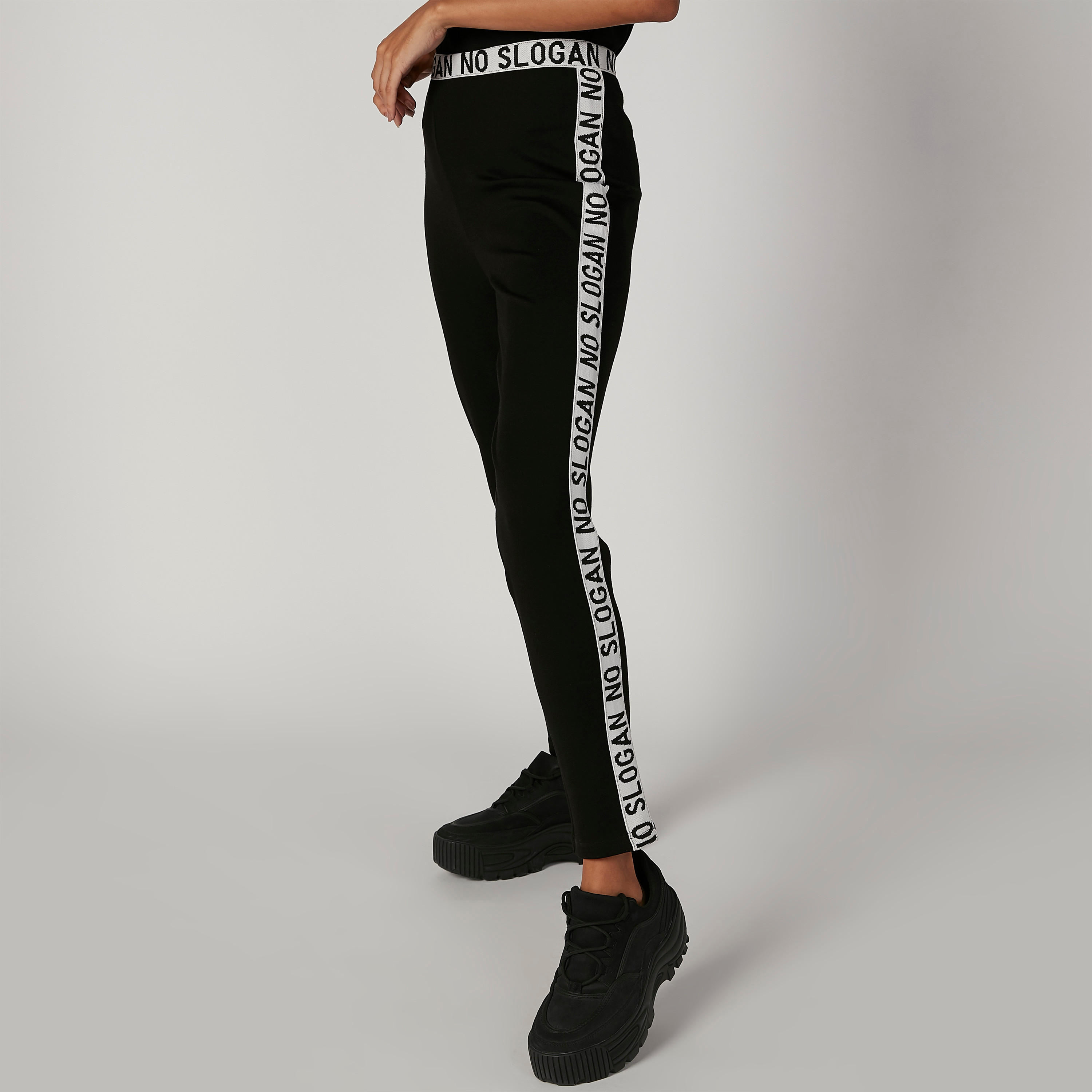 بنطلون رياضي بخصر مطّاطي مرن وطبعات-women-clothing-bottoms-trousers-image-3