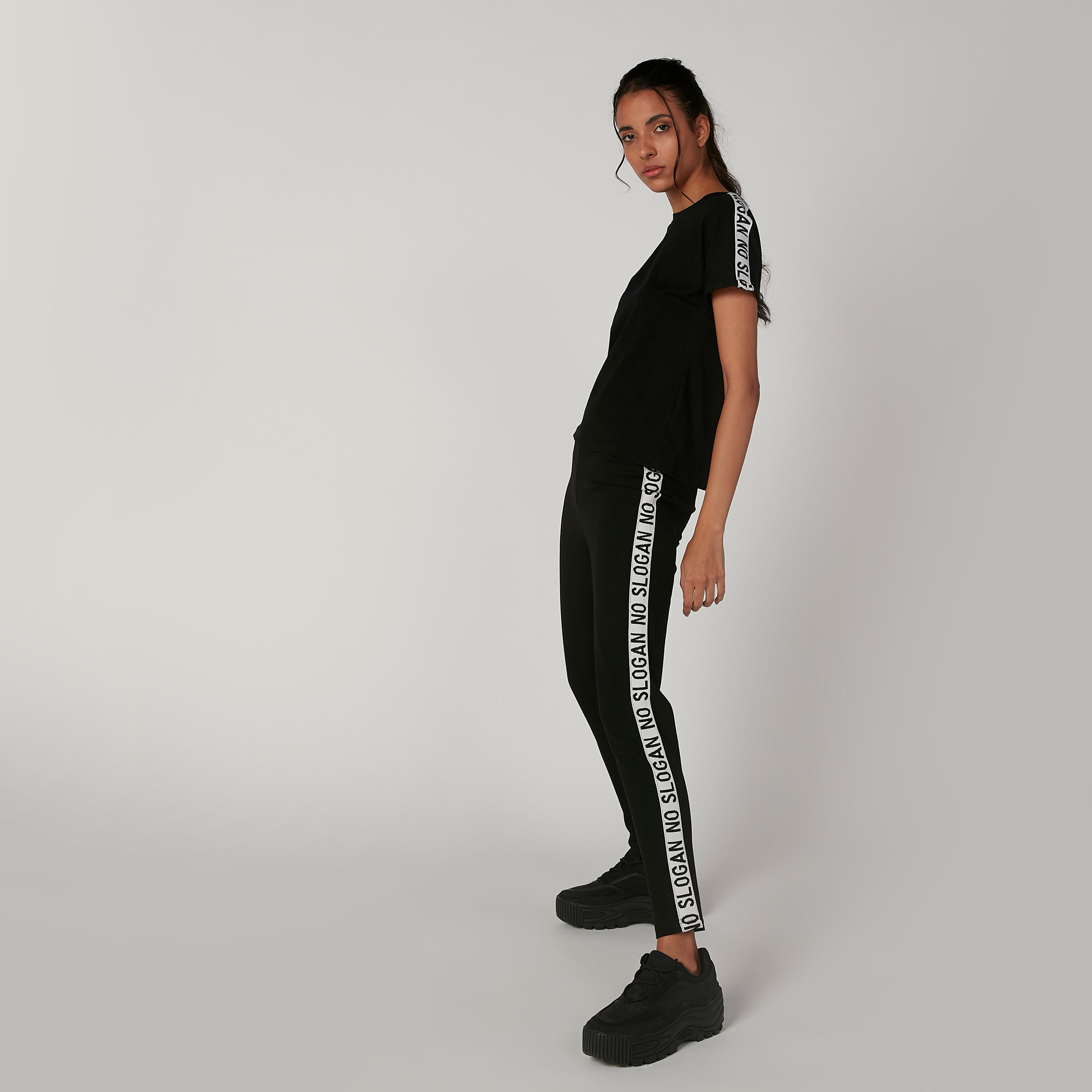 بنطلون رياضي بخصر مطّاطي مرن وطبعات-women-clothing-bottoms-trousers-image-4