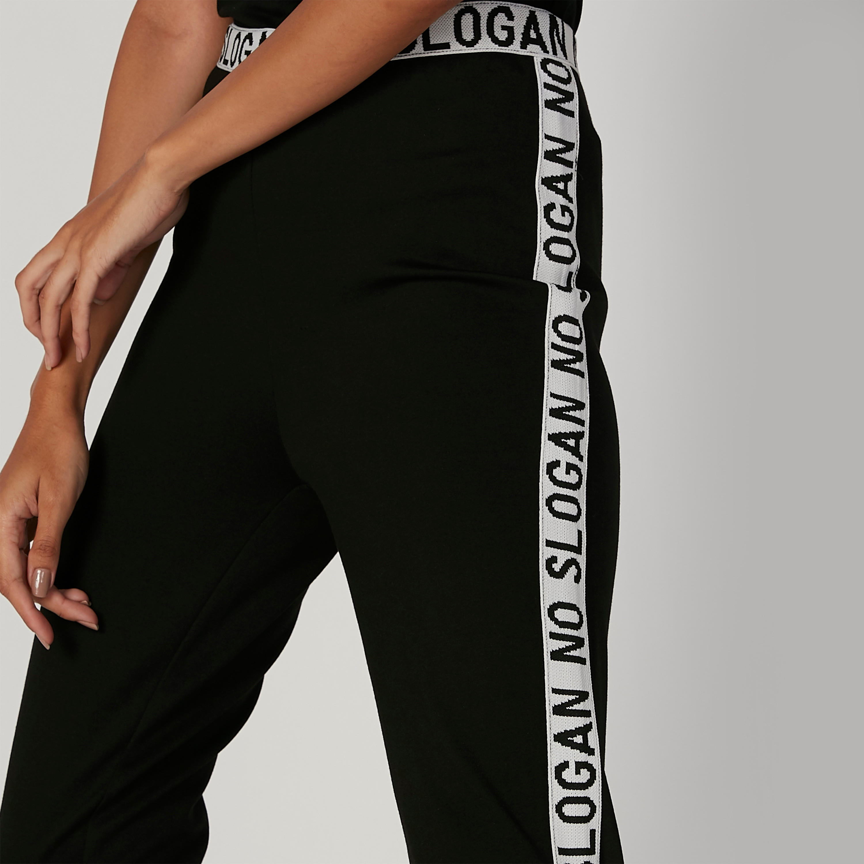 بنطلون رياضي بخصر مطّاطي مرن وطبعات-women-clothing-bottoms-trousers-image-5