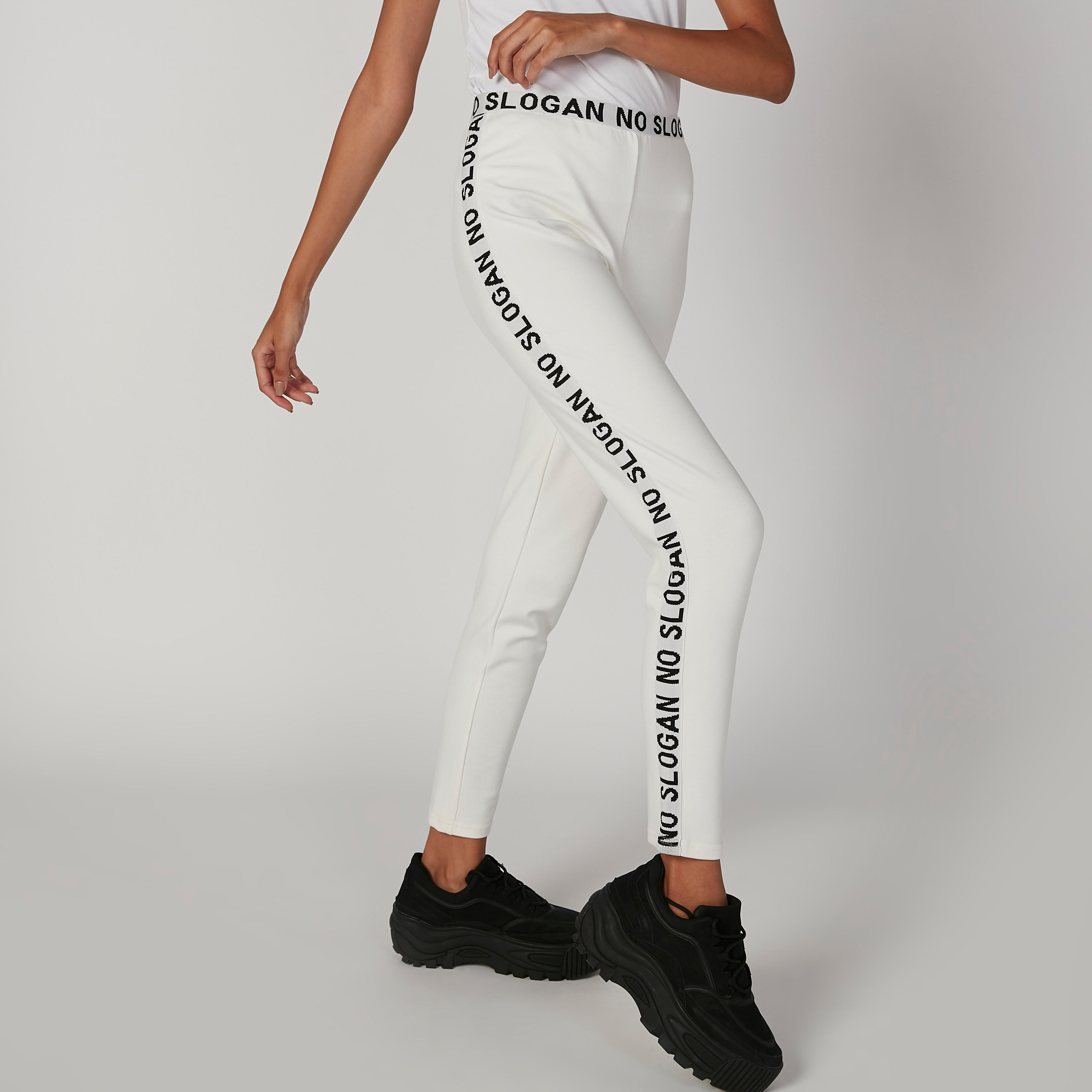 بنطلون رياضي سادة بخصر مطّاطي وشريطة بطبعات-women-clothing-bottoms-joggers-image-1