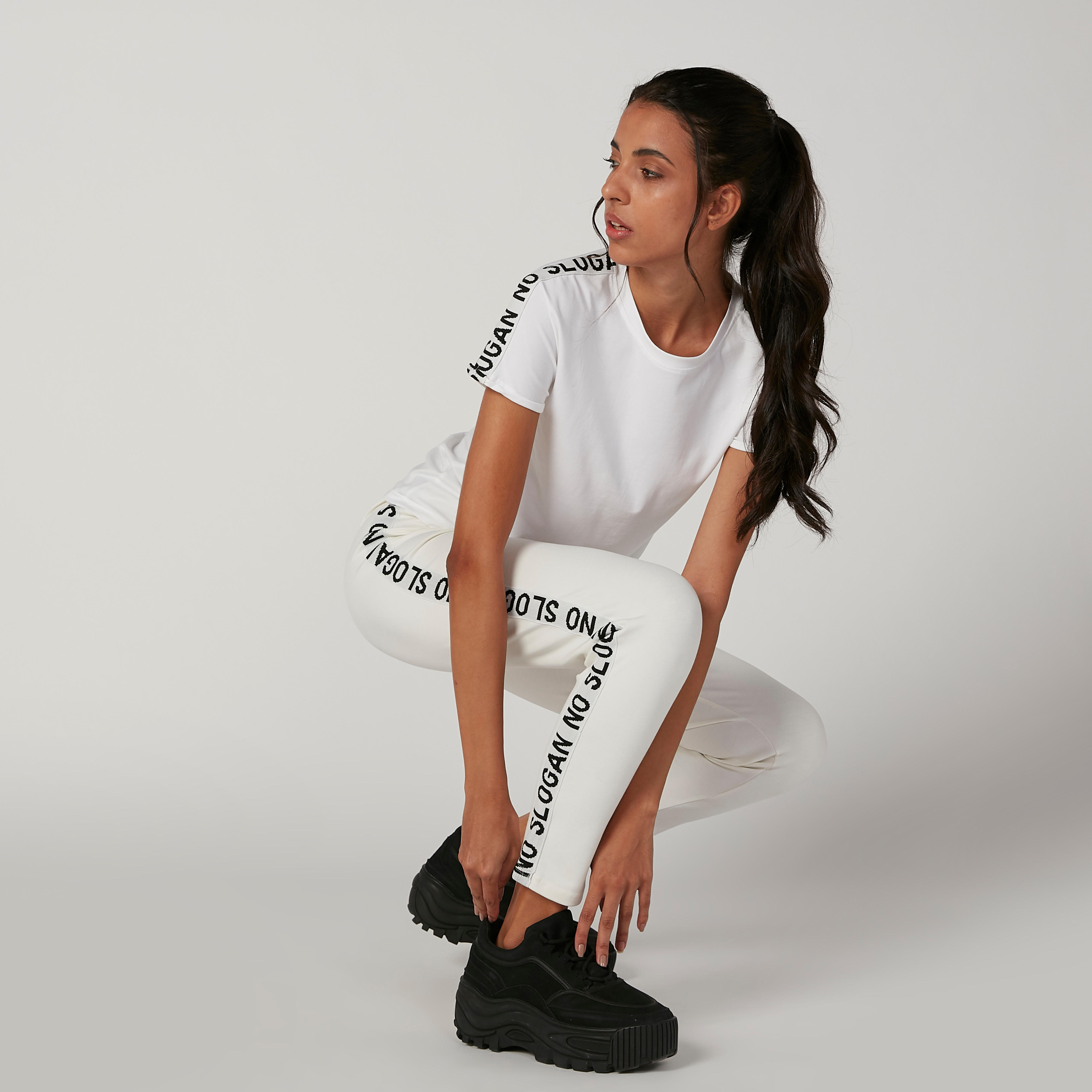 بنطلون رياضي سادة بخصر مطّاطي وشريطة بطبعات-women-clothing-bottoms-joggers-image-4