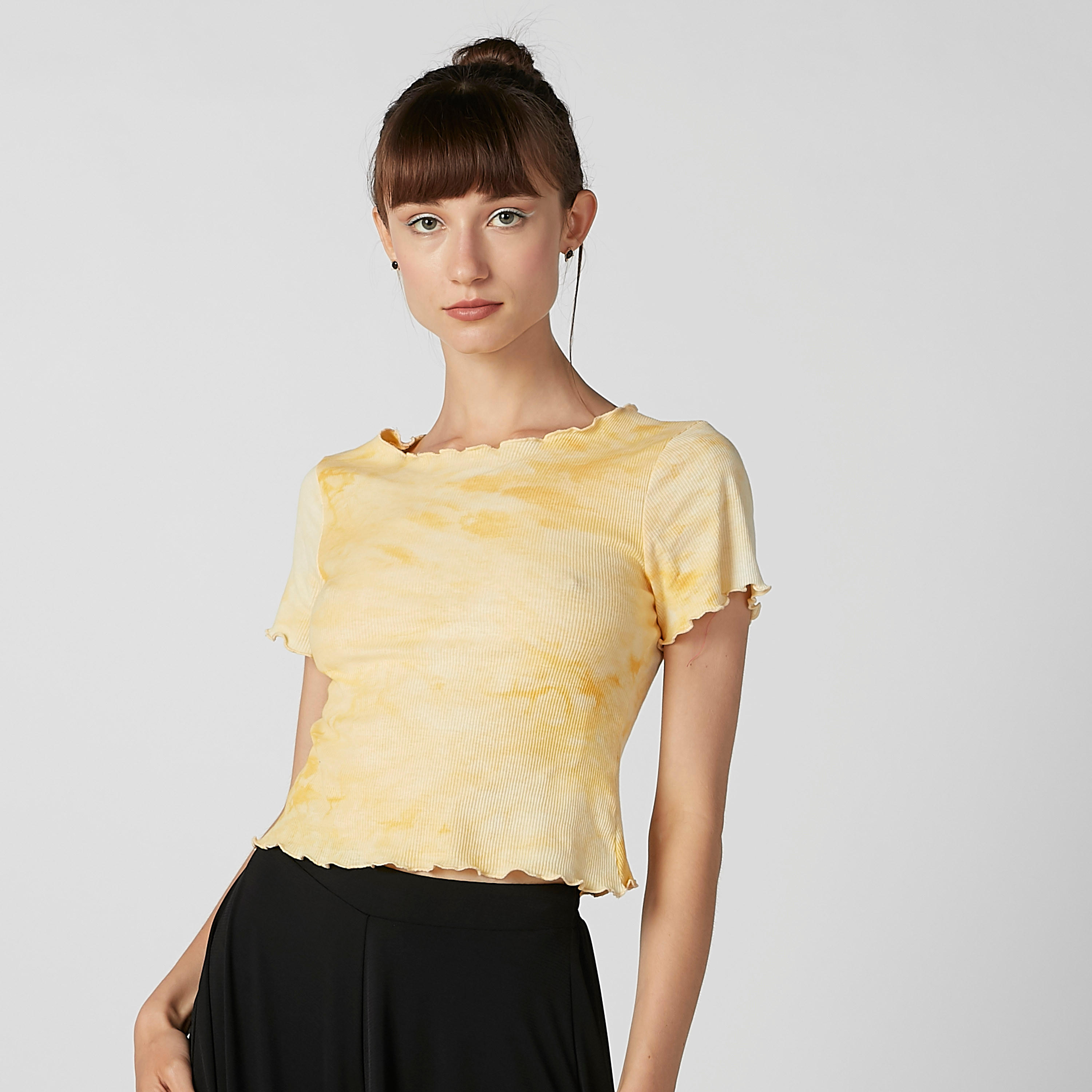 بلوزة سكيني قصيرة بياقة مستديرة وأكمام قصيرة وطبعات-women-clothing-tshirts-image-1