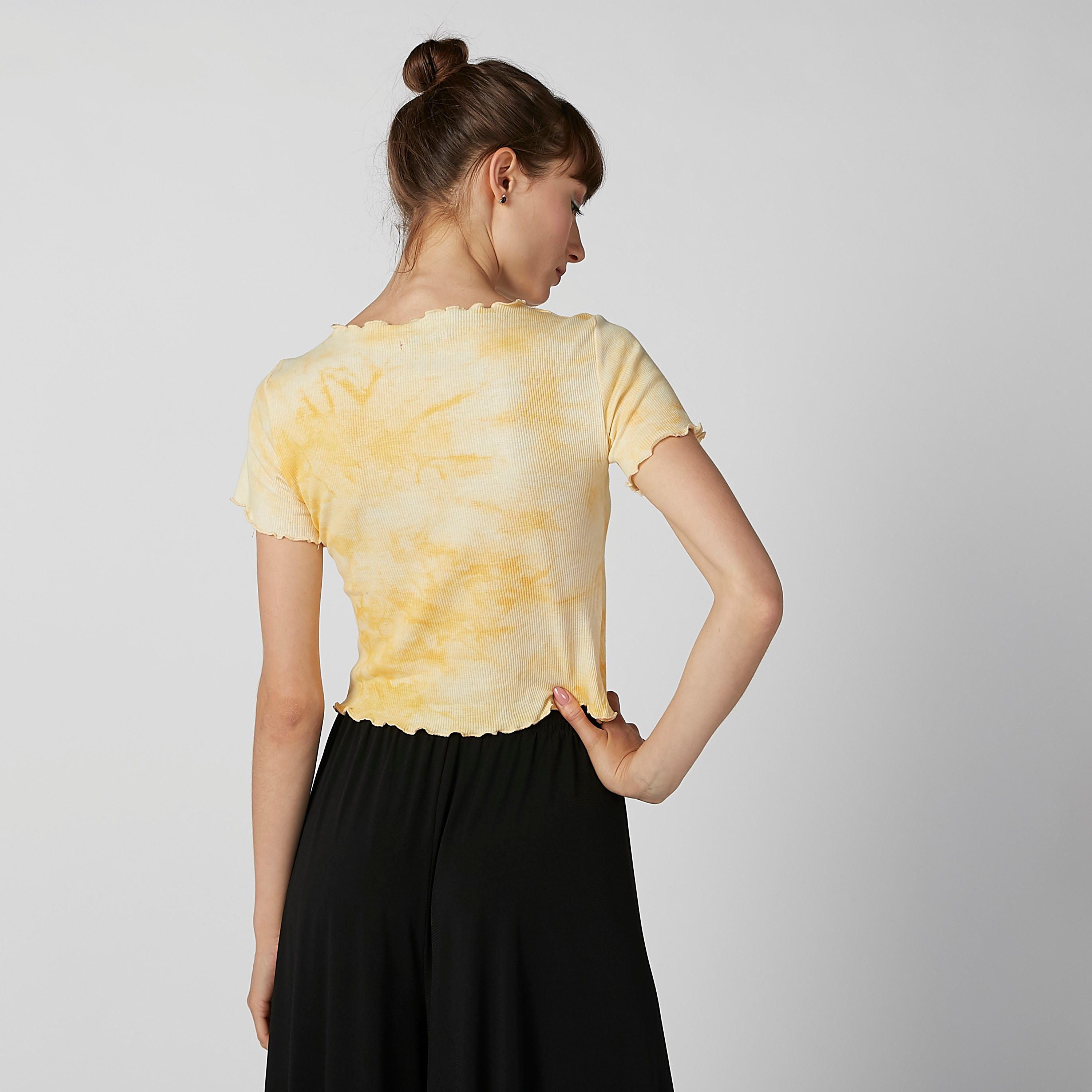 بلوزة سكيني قصيرة بياقة مستديرة وأكمام قصيرة وطبعات-women-clothing-tshirts-image-4