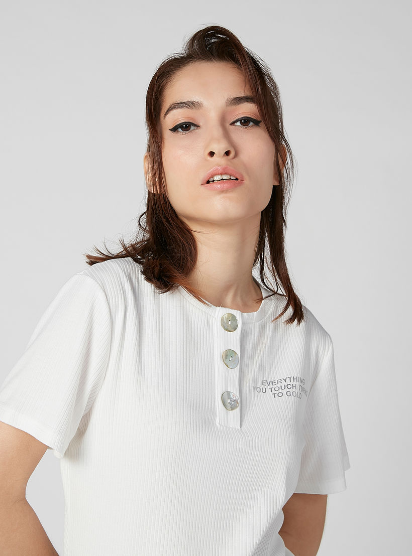 تيشيرت بارز الملمس بياقة مستديرة وأكمام قصيرة-women-clothing-tshirts-image-3