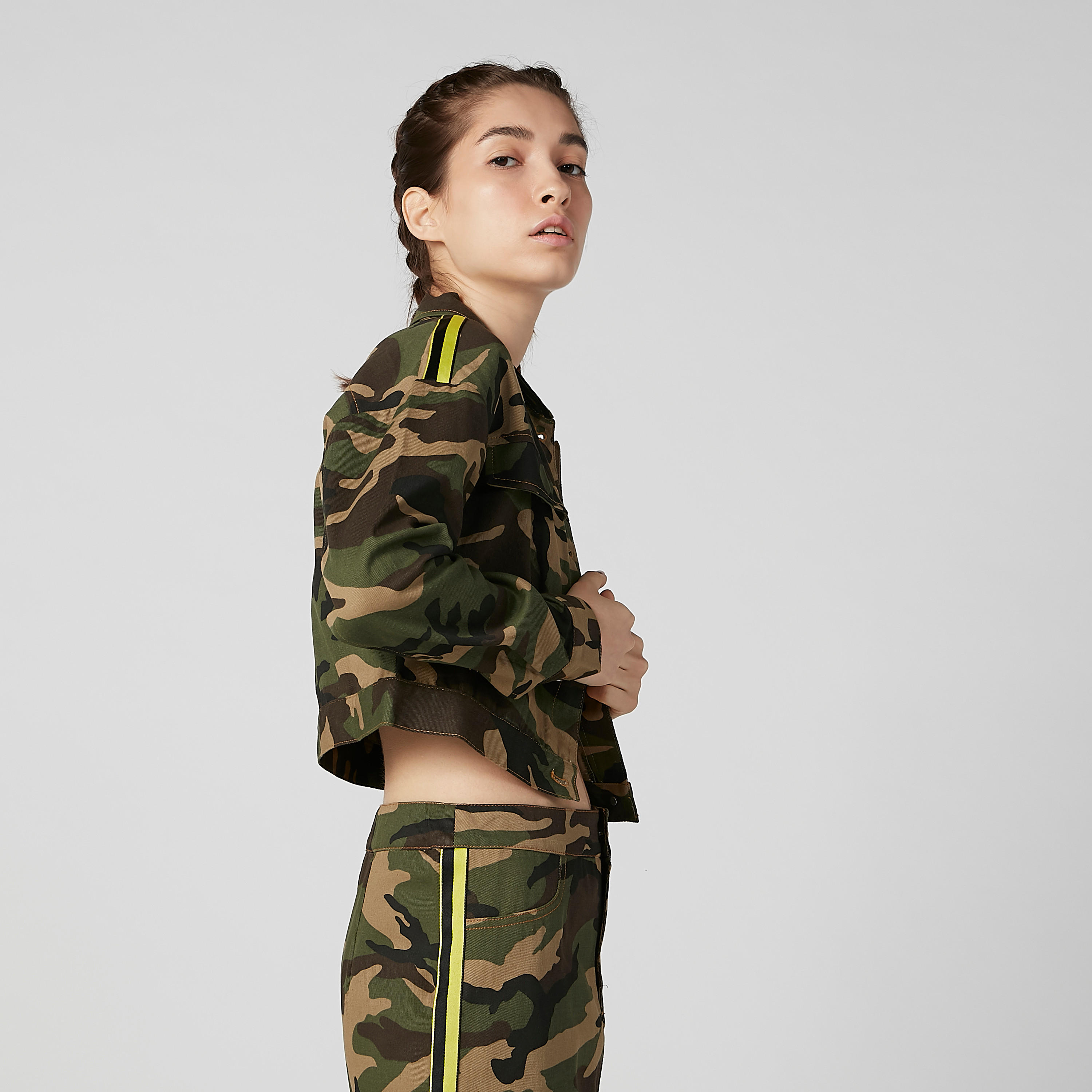 جاكيت قصير بأكمام طويلة وشريطة وطبعات مموّهة-women-winterwear-coatsandjackets-jackets-image-1