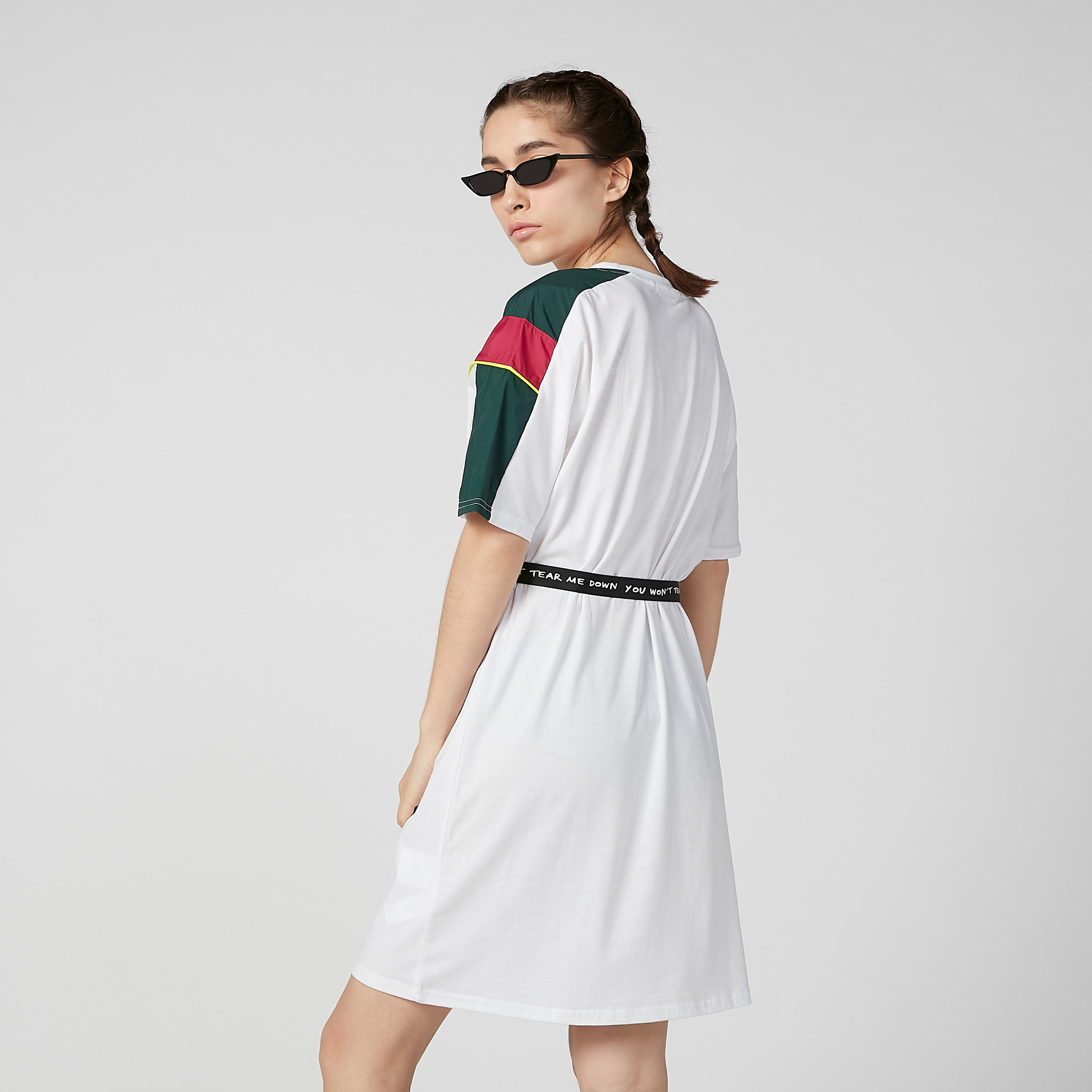 فستان تيشيرت ميدي بنمط كتل الألوان بأكمام قصيرة وحزام بطبعات-women-clothing-dresses-image-1