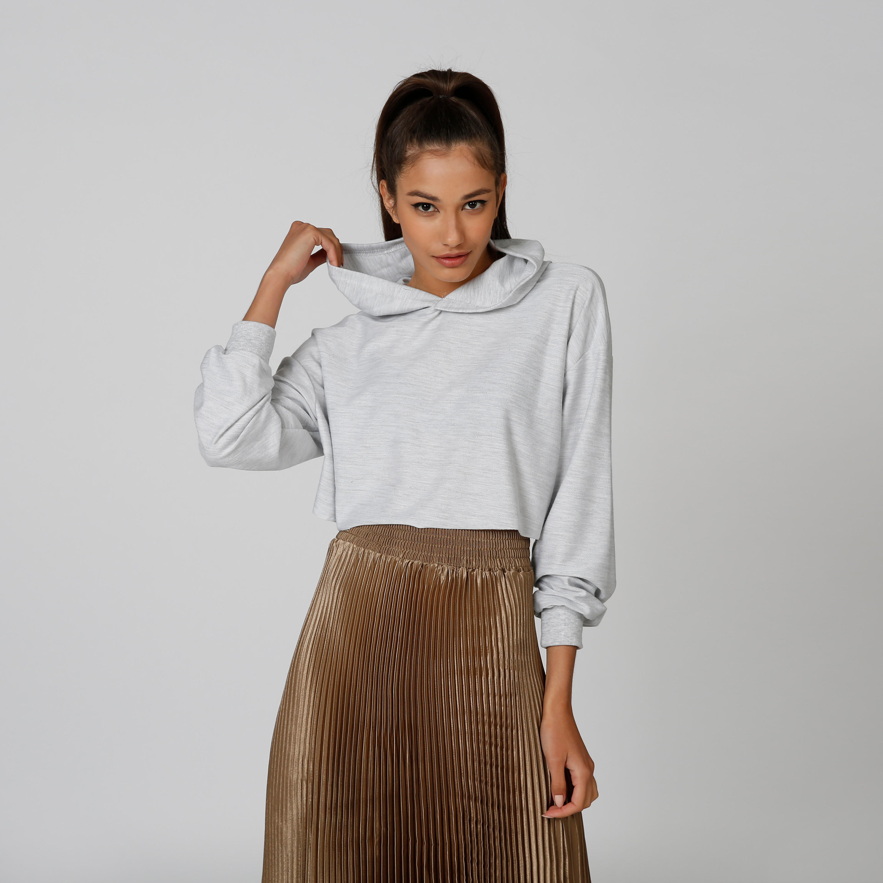 بلوزة سويت سادة قصيرة بقبّعة وأكمام طويلة-women-winterwear-hoodiesandsweatshirts-hoodies-image-5