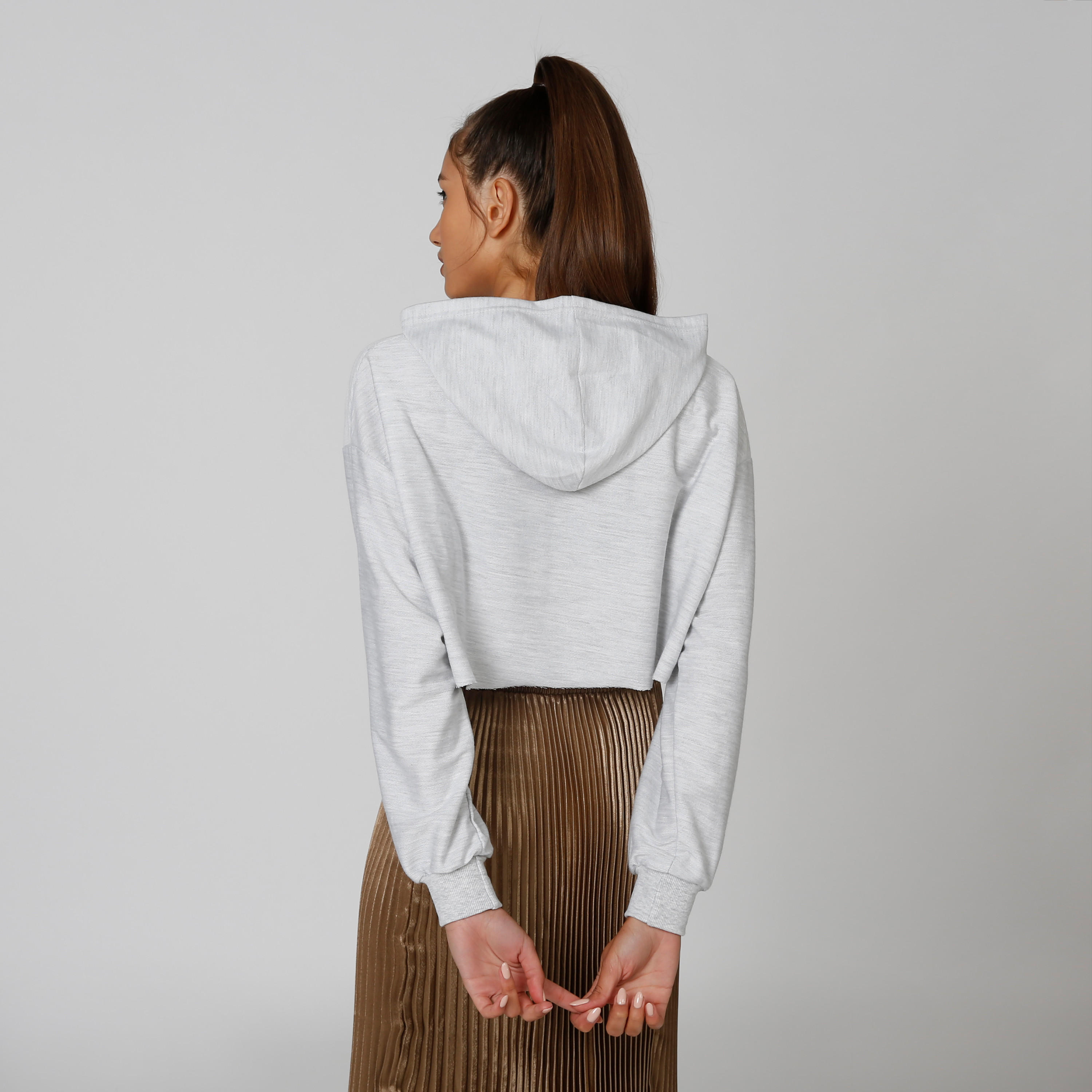 بلوزة سويت سادة قصيرة بقبّعة وأكمام طويلة-women-winterwear-hoodiesandsweatshirts-hoodies-image-4