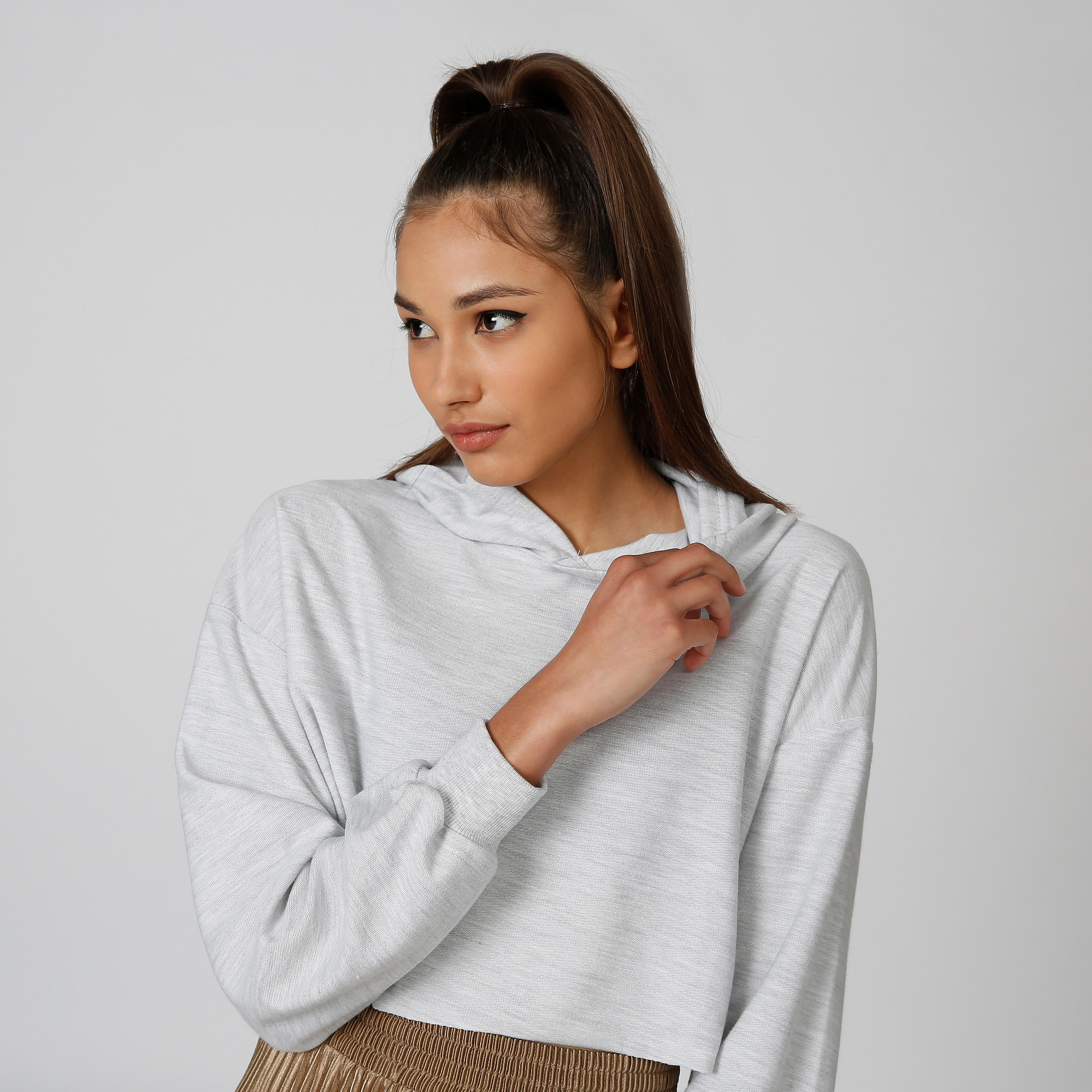 بلوزة سويت سادة قصيرة بقبّعة وأكمام طويلة-women-winterwear-hoodiesandsweatshirts-hoodies-image-3