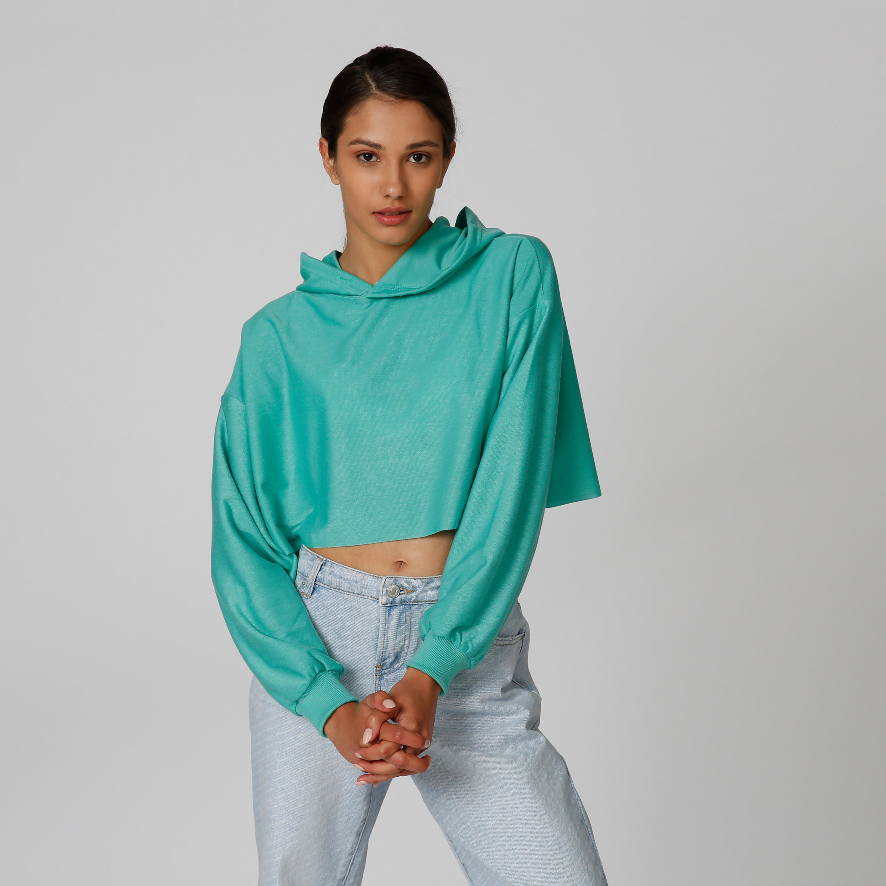 سويت شيرت سادة قصير بقبّعة وأكمام طويلة-women-winterwear-hoodiesandsweatshirts-hoodies-image-1