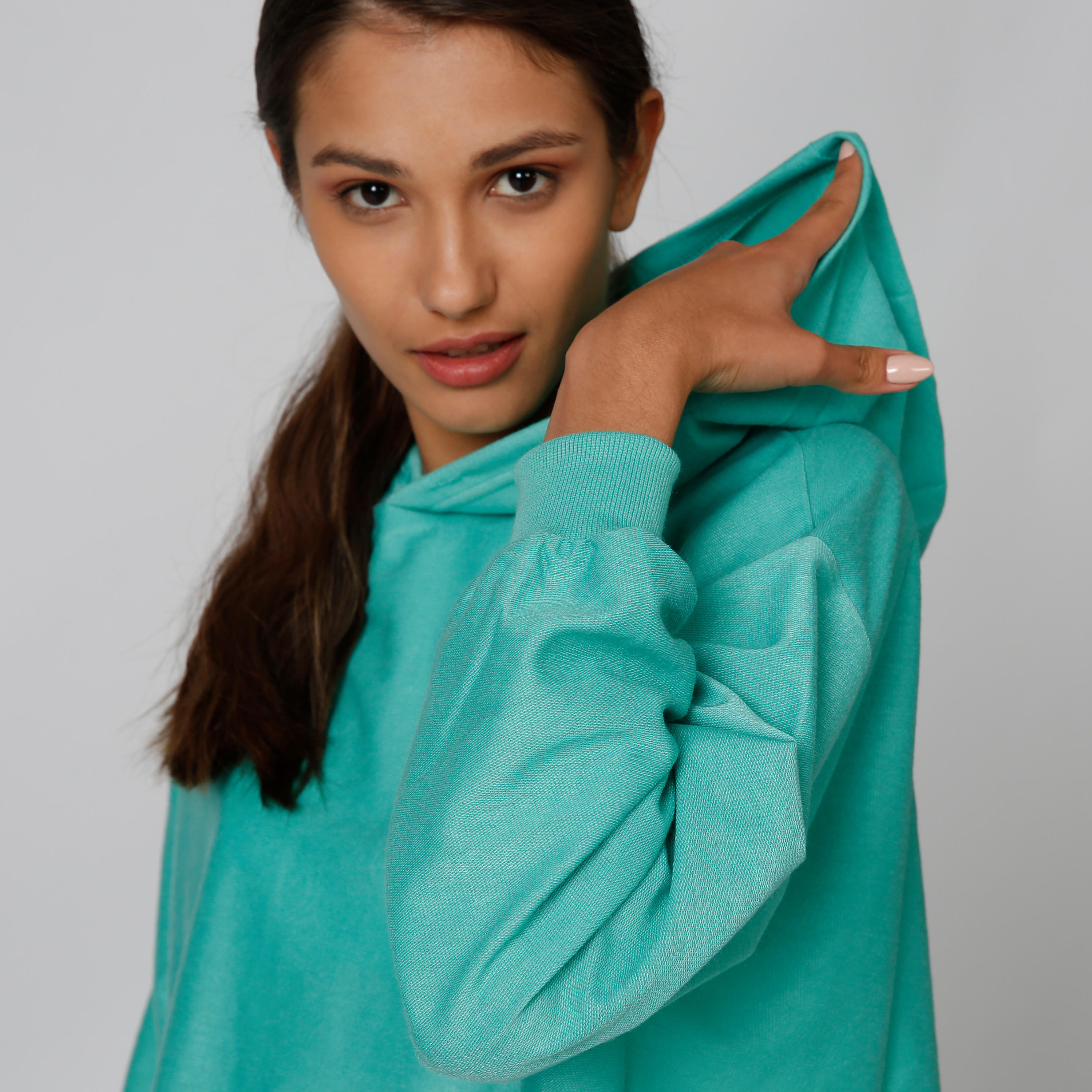 سويت شيرت سادة قصير بقبّعة وأكمام طويلة-women-winterwear-hoodiesandsweatshirts-hoodies-image-5