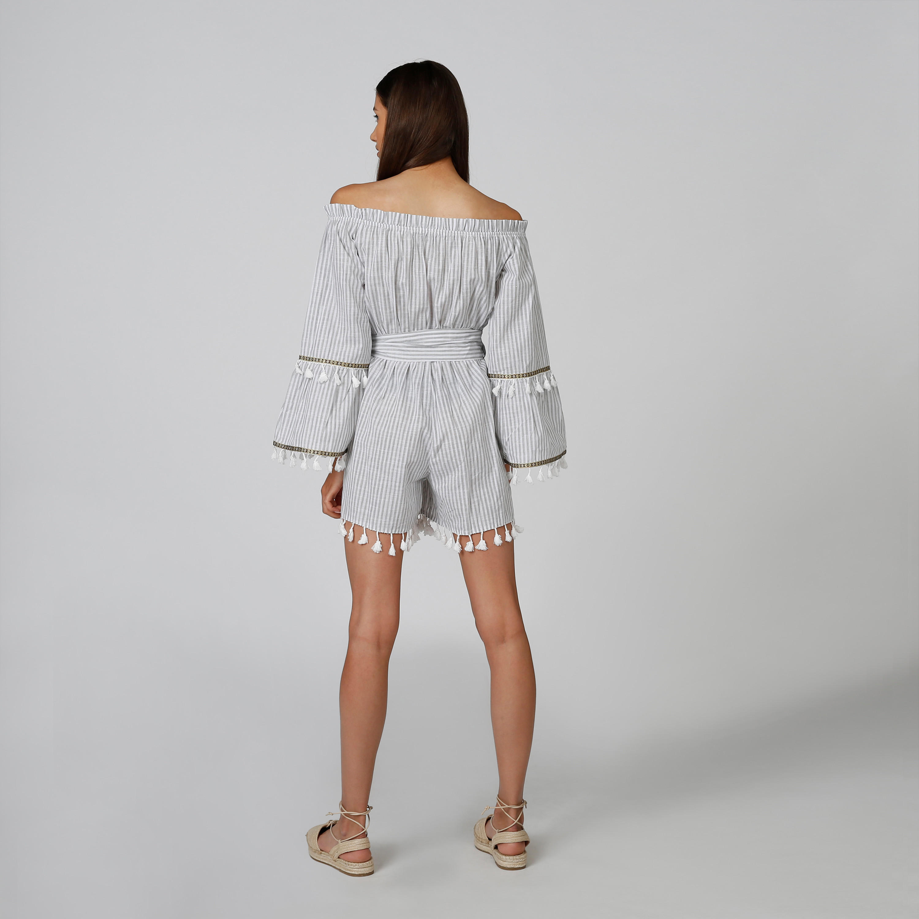 بلاي سوت ميدي مقلّم بأكتاف مكشوفة وأكمام طويلة وشُرّابات-women-clothing-jumpsuits-image-2