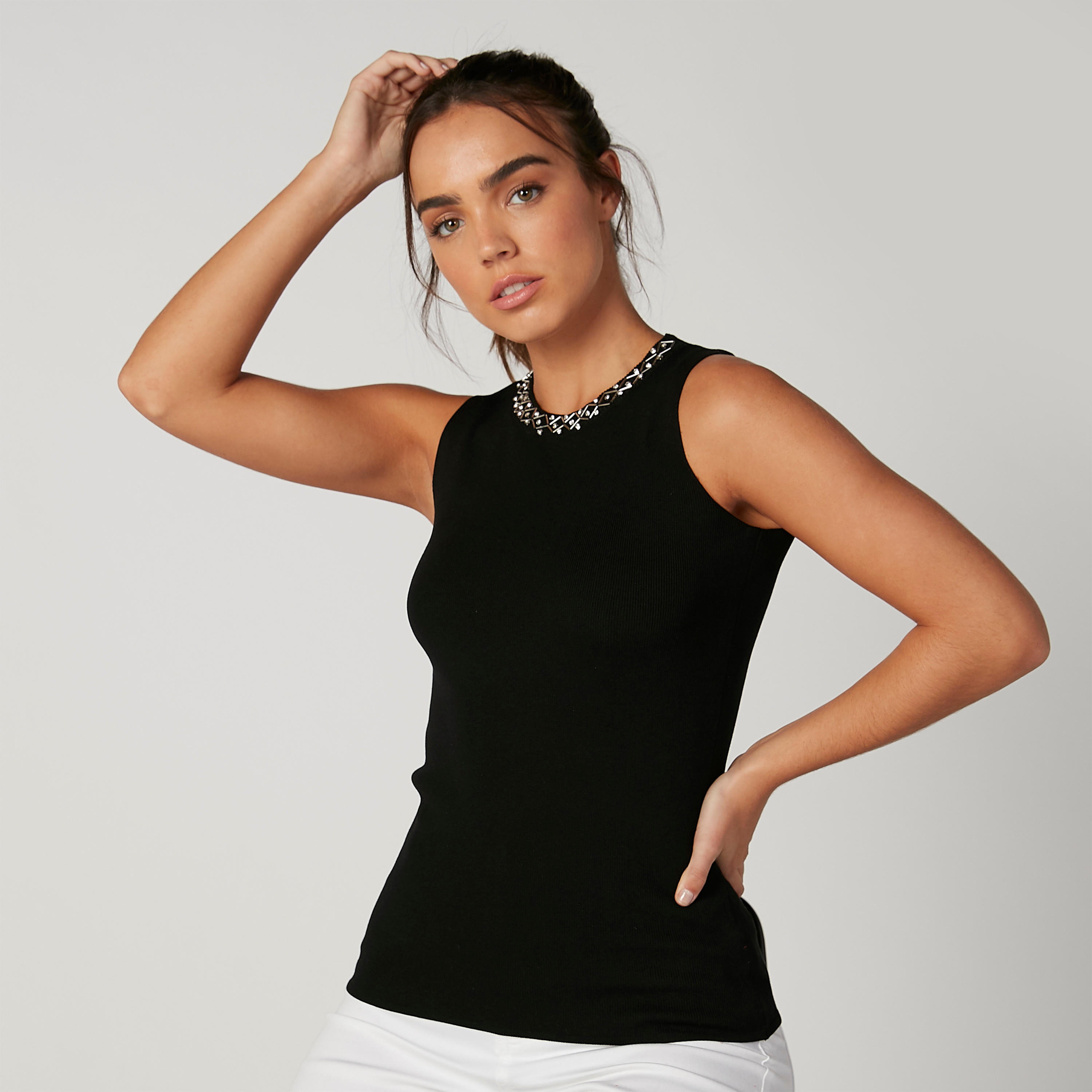 بلوزة مزيّنة دون أكمام بياقة مستديرة-women-clothing-tshirts-image-1