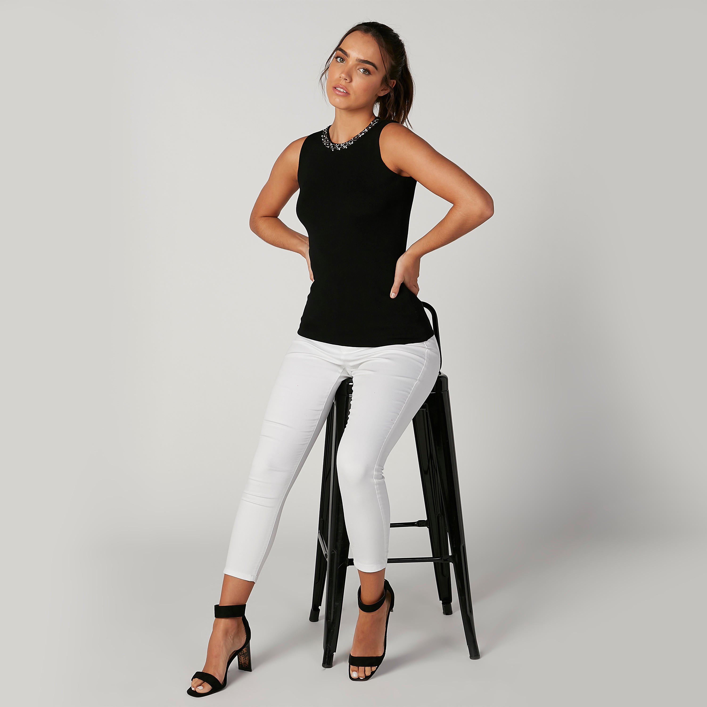 بلوزة مزيّنة دون أكمام بياقة مستديرة-women-clothing-tshirts-image-2