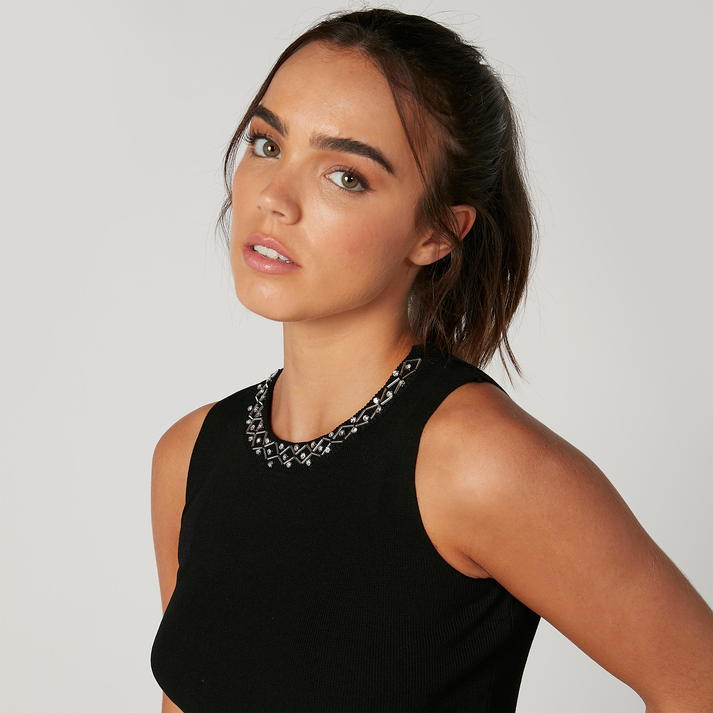 بلوزة مزيّنة دون أكمام بياقة مستديرة-women-clothing-tshirts-image-4