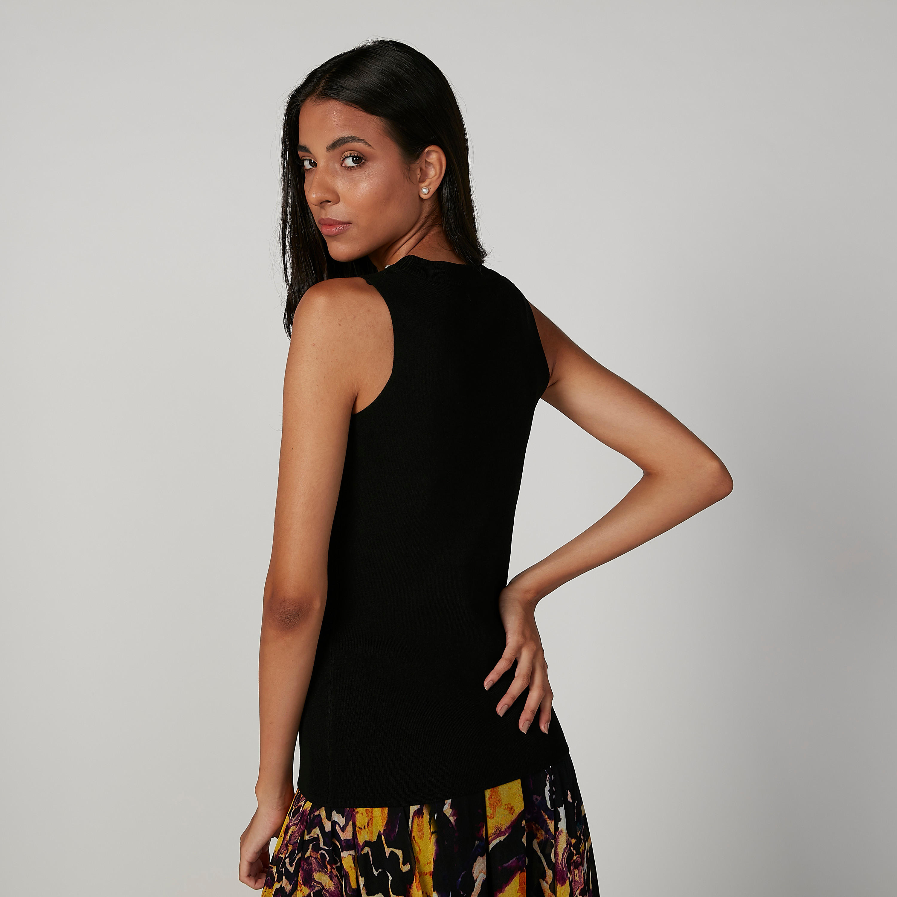 بلوزة دون أكمام بياقة مستديرة وتفاصيل لؤلؤ-women-clothing-shirtsandblouses-blouses-image-2