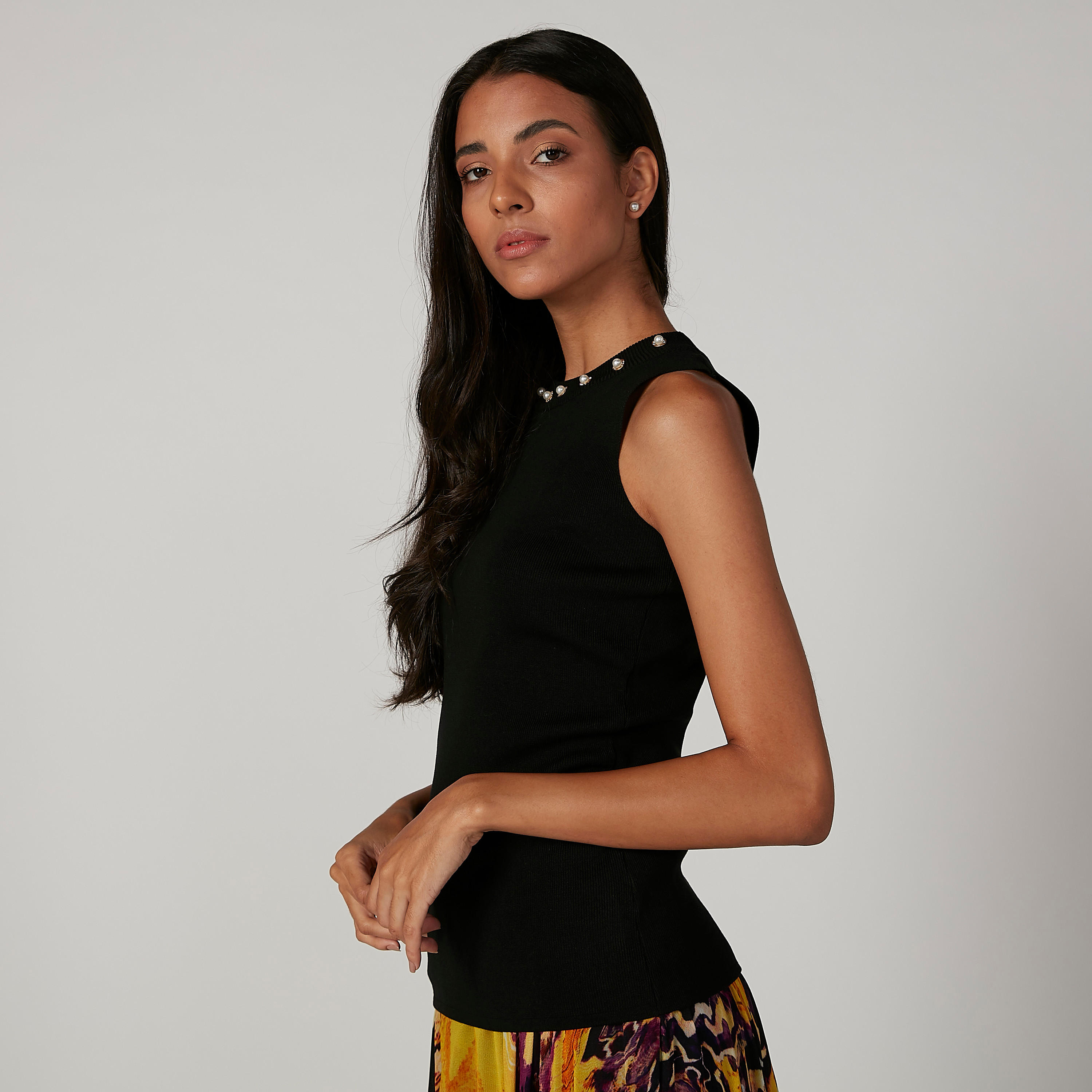 بلوزة دون أكمام بياقة مستديرة وتفاصيل لؤلؤ-women-clothing-shirtsandblouses-blouses-image-3