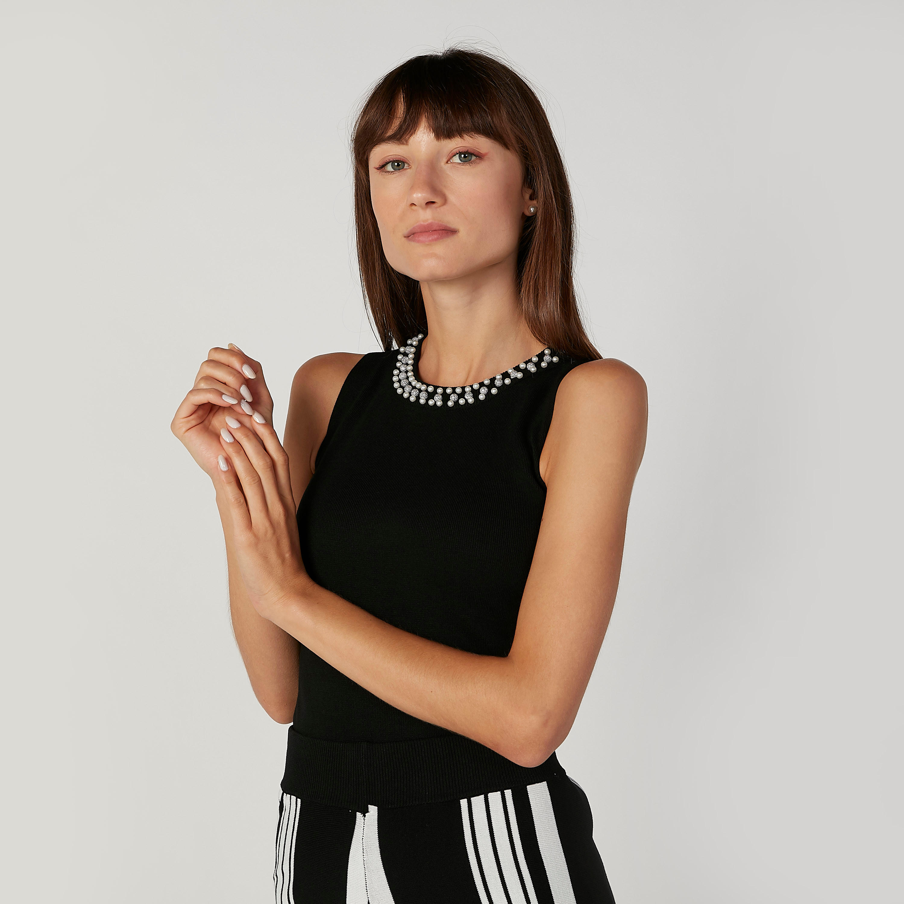 بلوزة دون أكمام بياقة مستديرة وتفاصيل لؤلؤ-women-clothing-shirtsandblouses-blouses-image-1