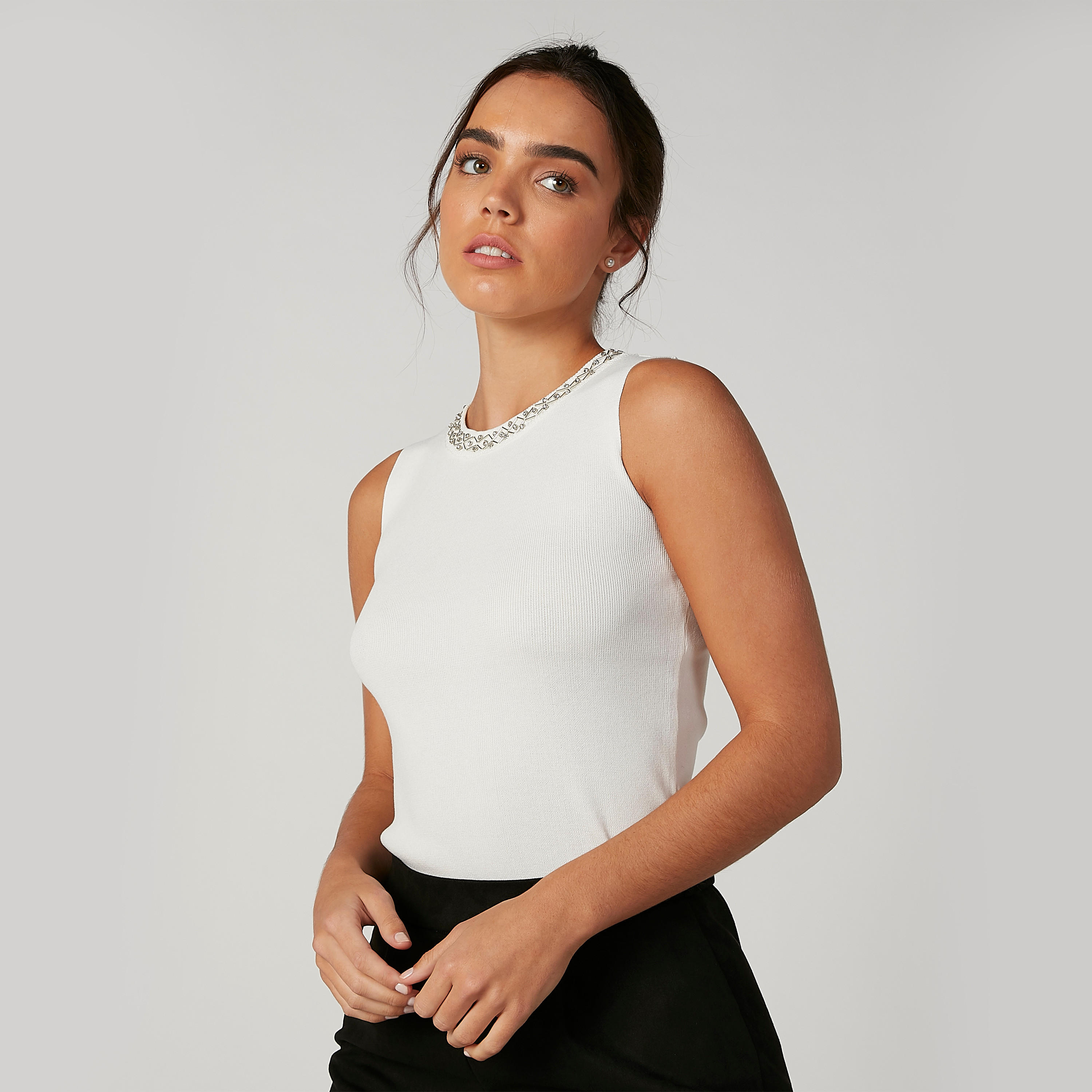 بلوزة مزيّنة دون أكمام بياقة مستديرة-women-clothing-tshirts-image-1