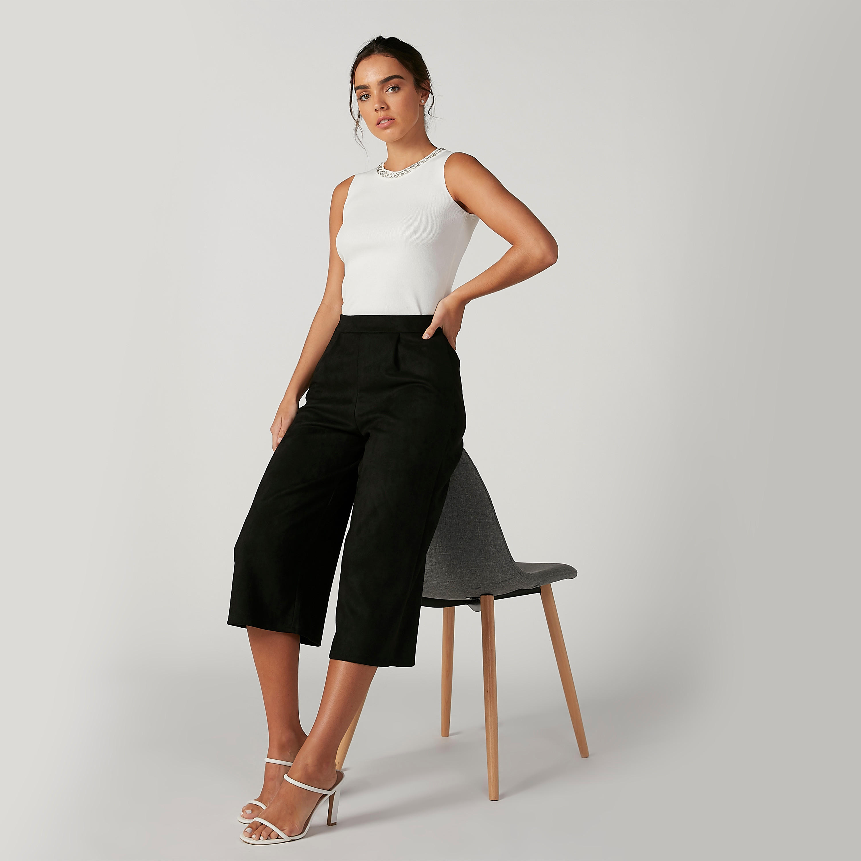 بلوزة مزيّنة دون أكمام بياقة مستديرة-women-clothing-tshirts-image-2
