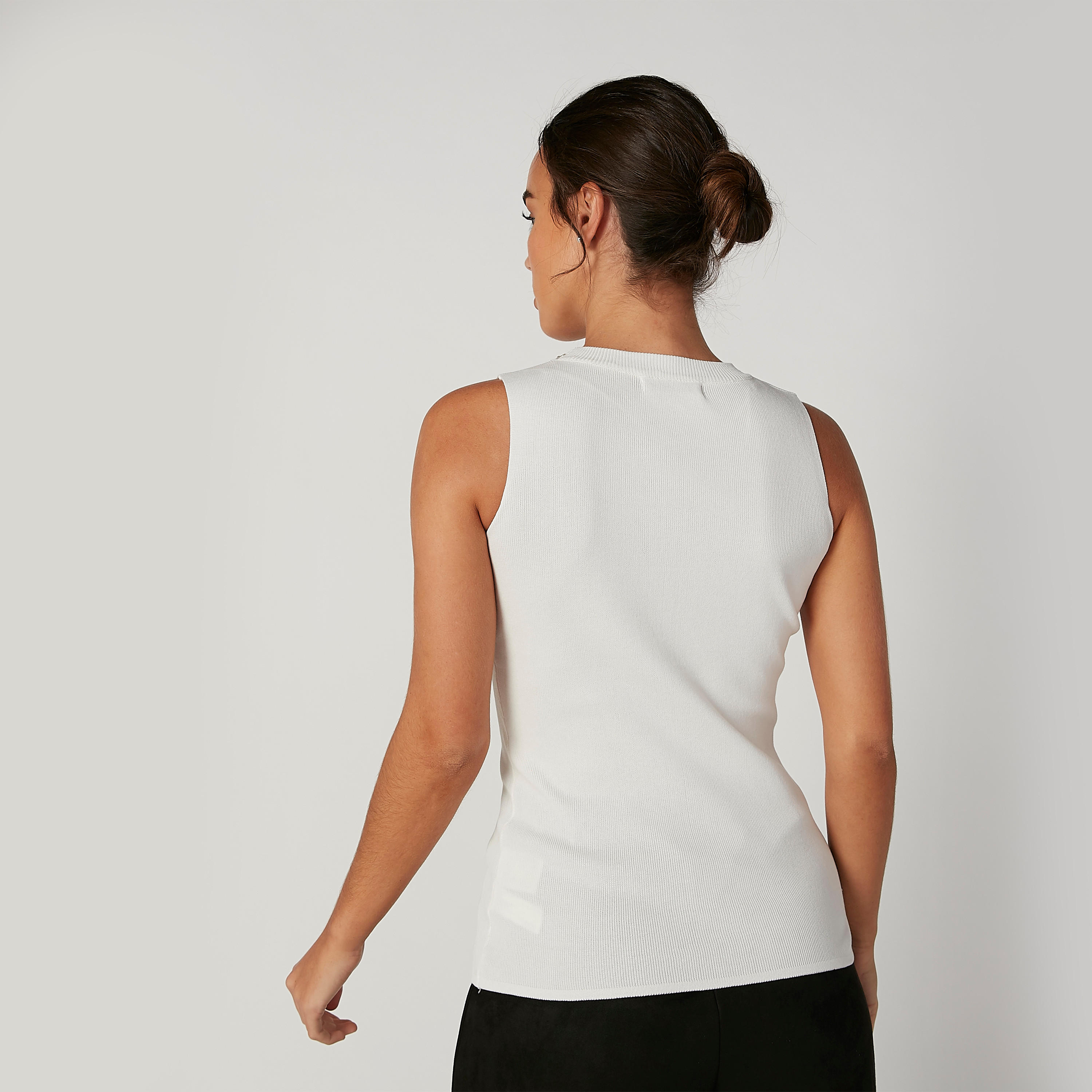 بلوزة مزيّنة دون أكمام بياقة مستديرة-women-clothing-tshirts-image-3