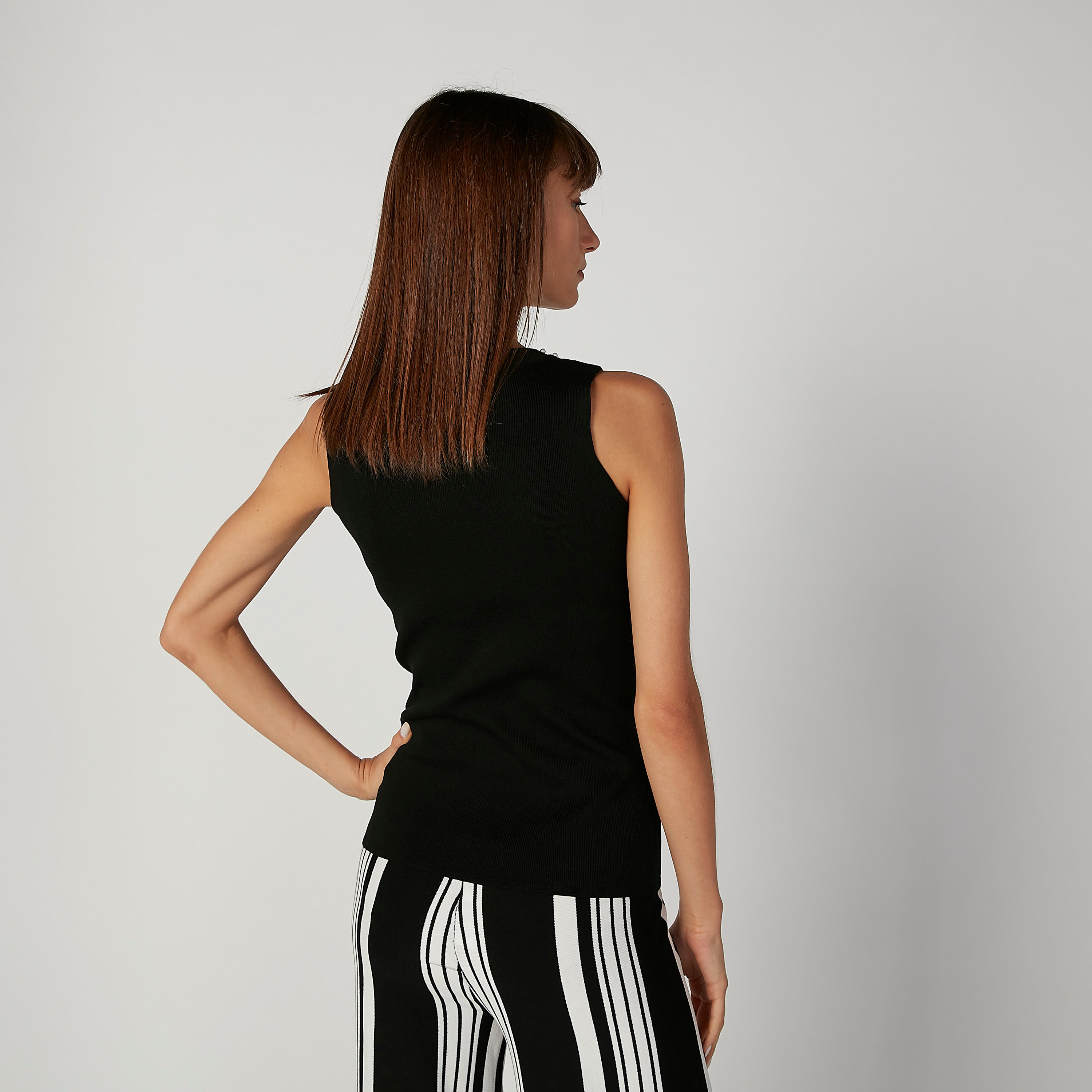 بلوزة بارزة الملمس دون أكمام بياقة مستديرة وتفاصيل لؤلؤ-women-clothing-shirtsandblouses-blouses-image-2