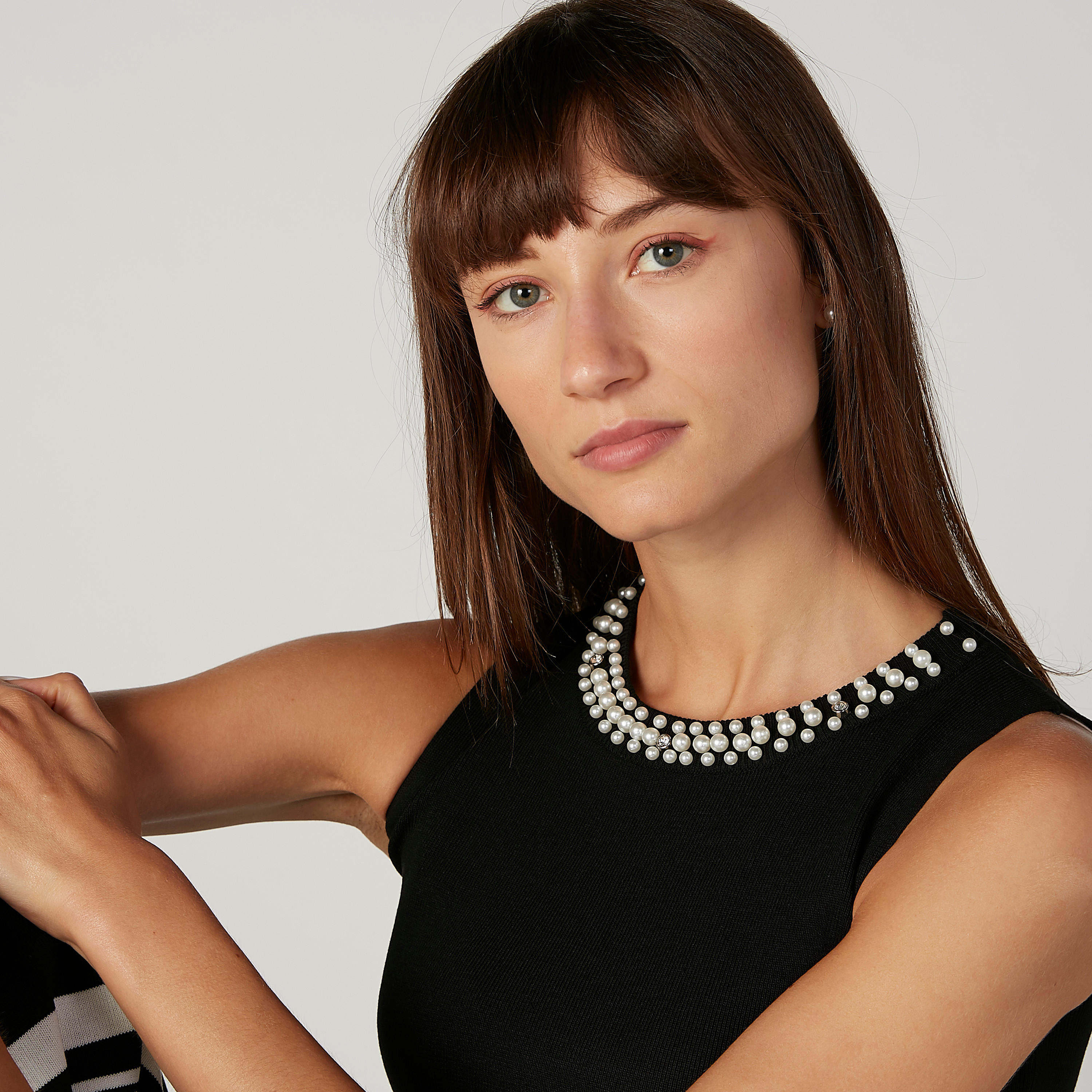 بلوزة بارزة الملمس دون أكمام بياقة مستديرة وتفاصيل لؤلؤ-women-clothing-shirtsandblouses-blouses-image-4