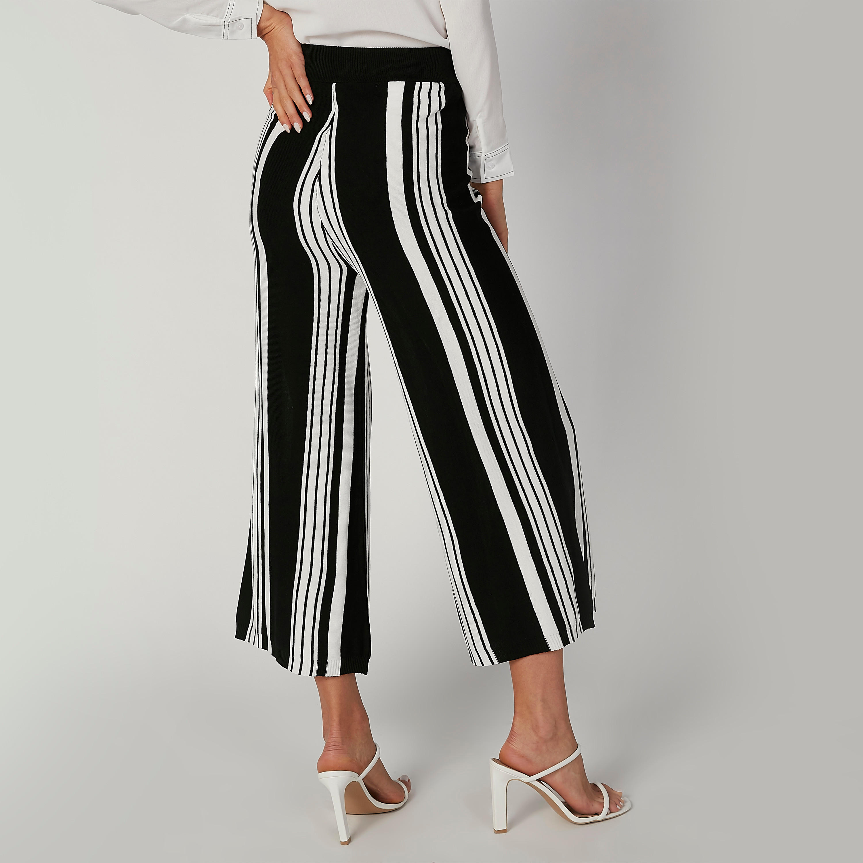 بنطلون واسع الساقين مقلّم بخصر مطّاطي مرن-women-clothing-bottoms-trousers-image-1