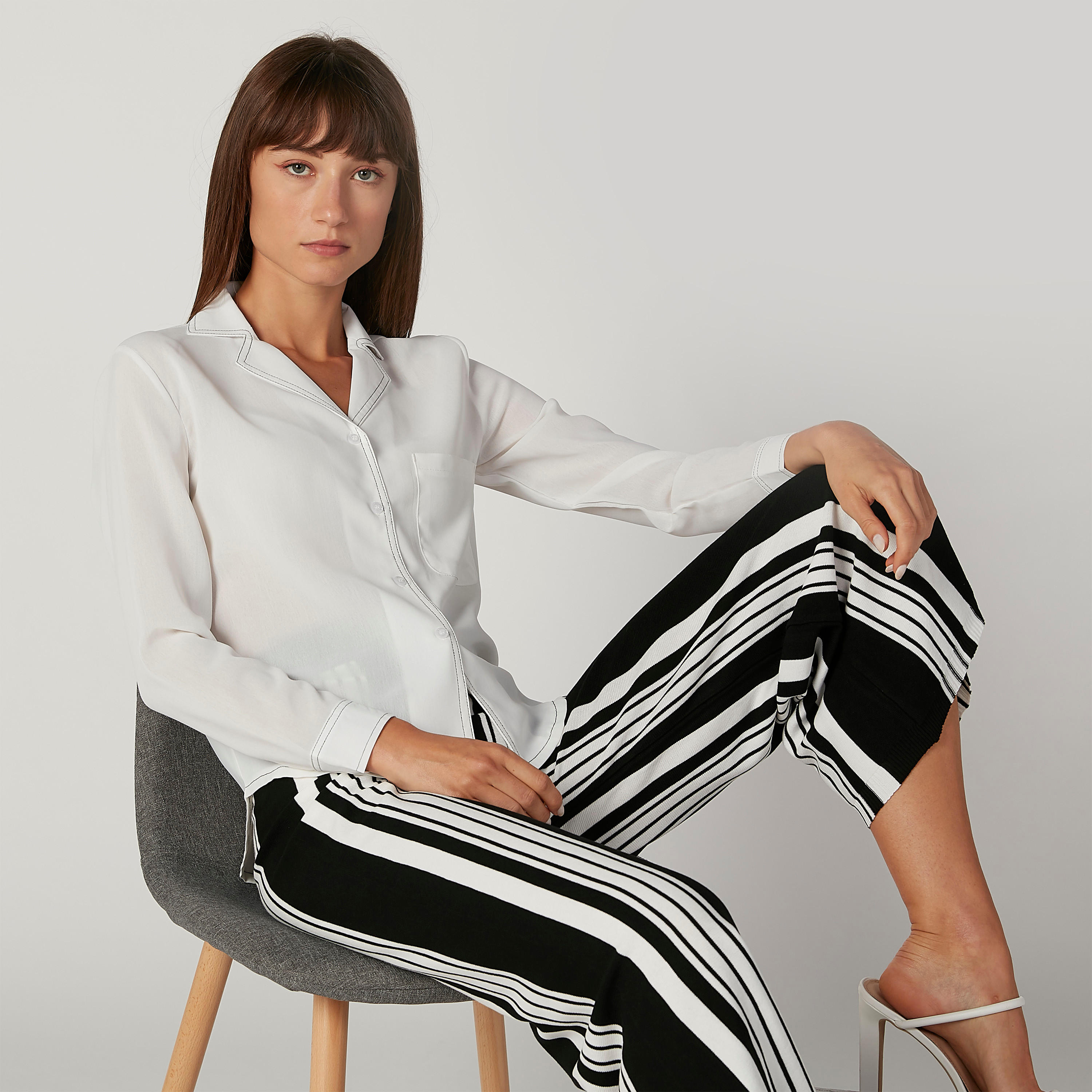 بنطلون واسع الساقين مقلّم بخصر مطّاطي مرن-women-clothing-bottoms-trousers-image-4